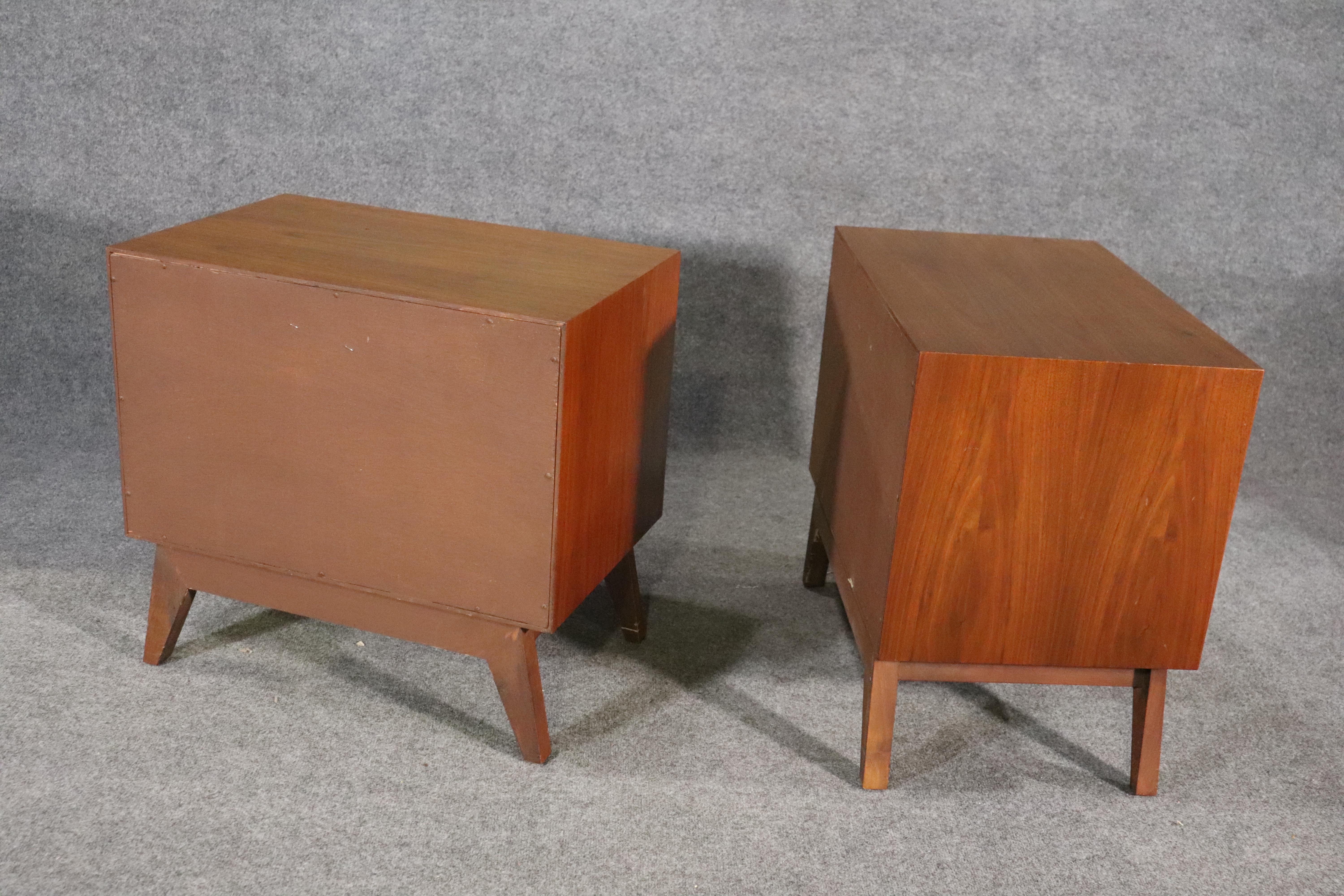 Young Manufacturing Mid-Century Vintage Nightstands 3