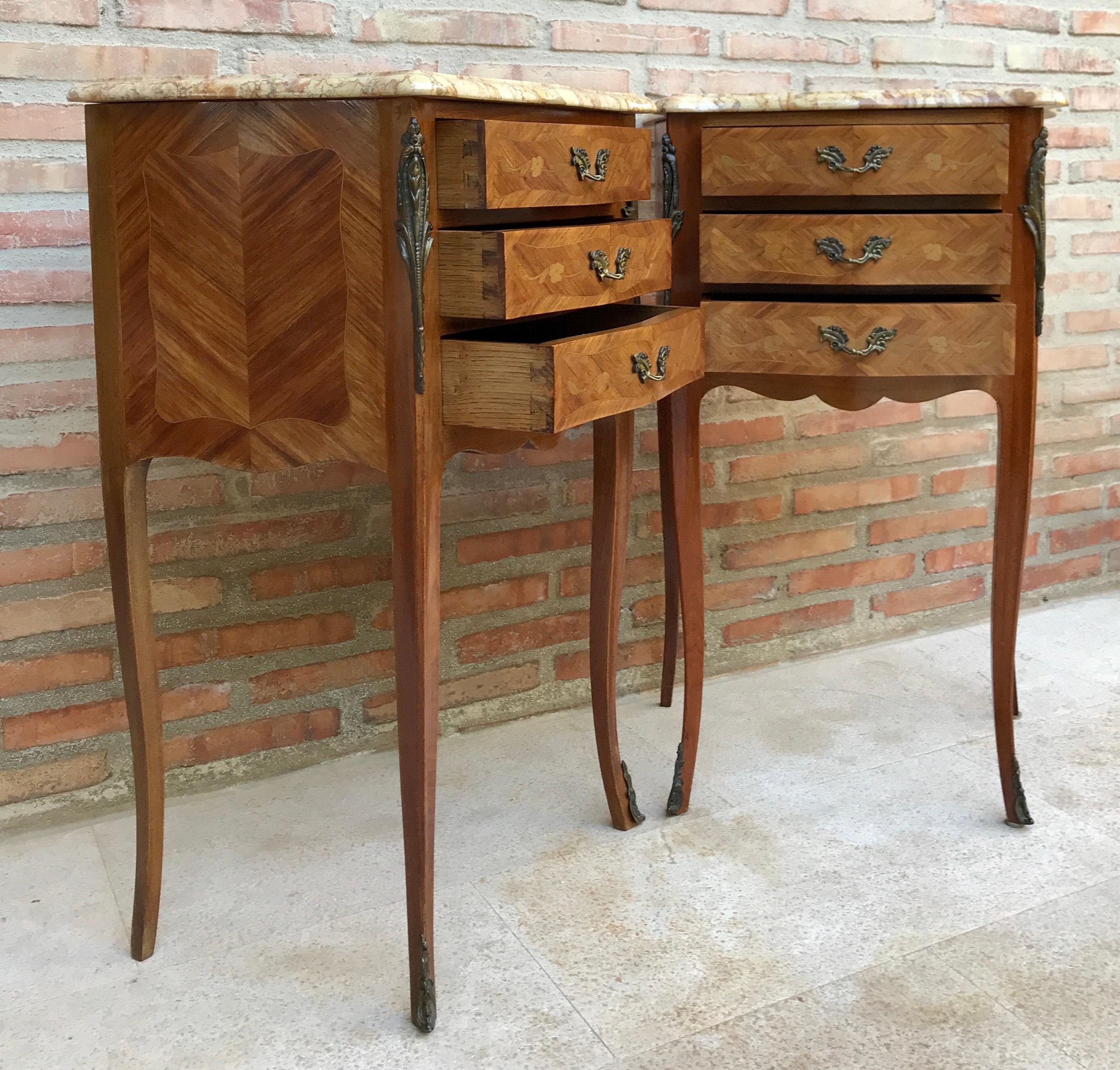 Mid-Century Bedside Tables in French Walnut with Marquetry & Marble Top, Set of  In Good Condition For Sale In Miami, FL