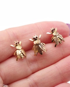 Mid century bee pin brooches in 18k gold and garnet, insect brooch, Italy