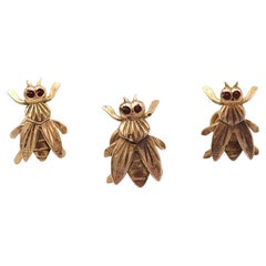 Mid century bee pin brooches in 18k gold and garnet, insect brooch, Italy Vintage Mid century bee pin brooches in 18k gold and garnet, insect brooch, Italy