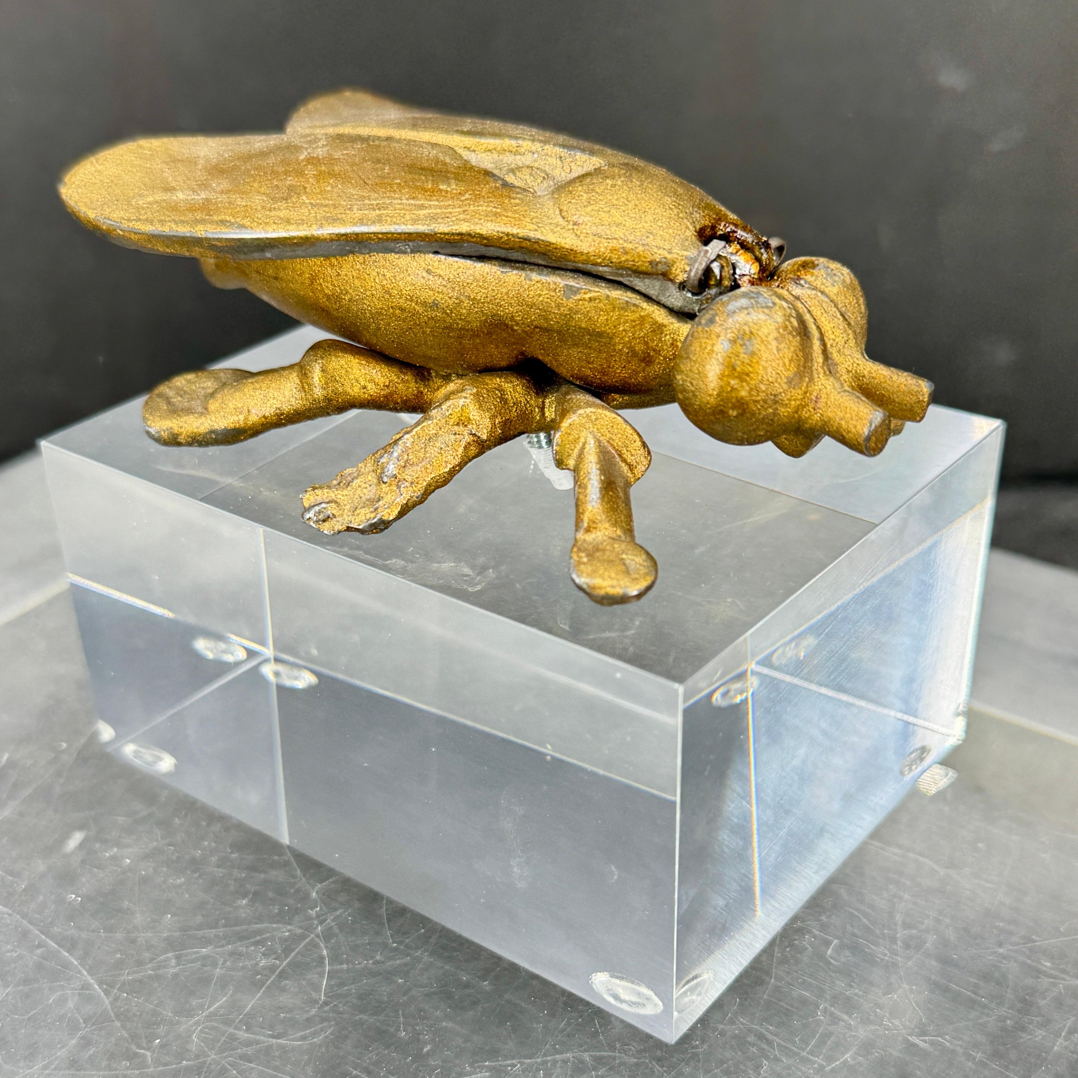 Trouvée à Paris, cette charmante abeille a été montée ultérieurement sur un socle en lucite. Les ailes de l'abeille s'ouvrent sur un compartiment qui peut être utilisé pour ranger des bijoux ou fonctionnel pour le sel et le poivre. 