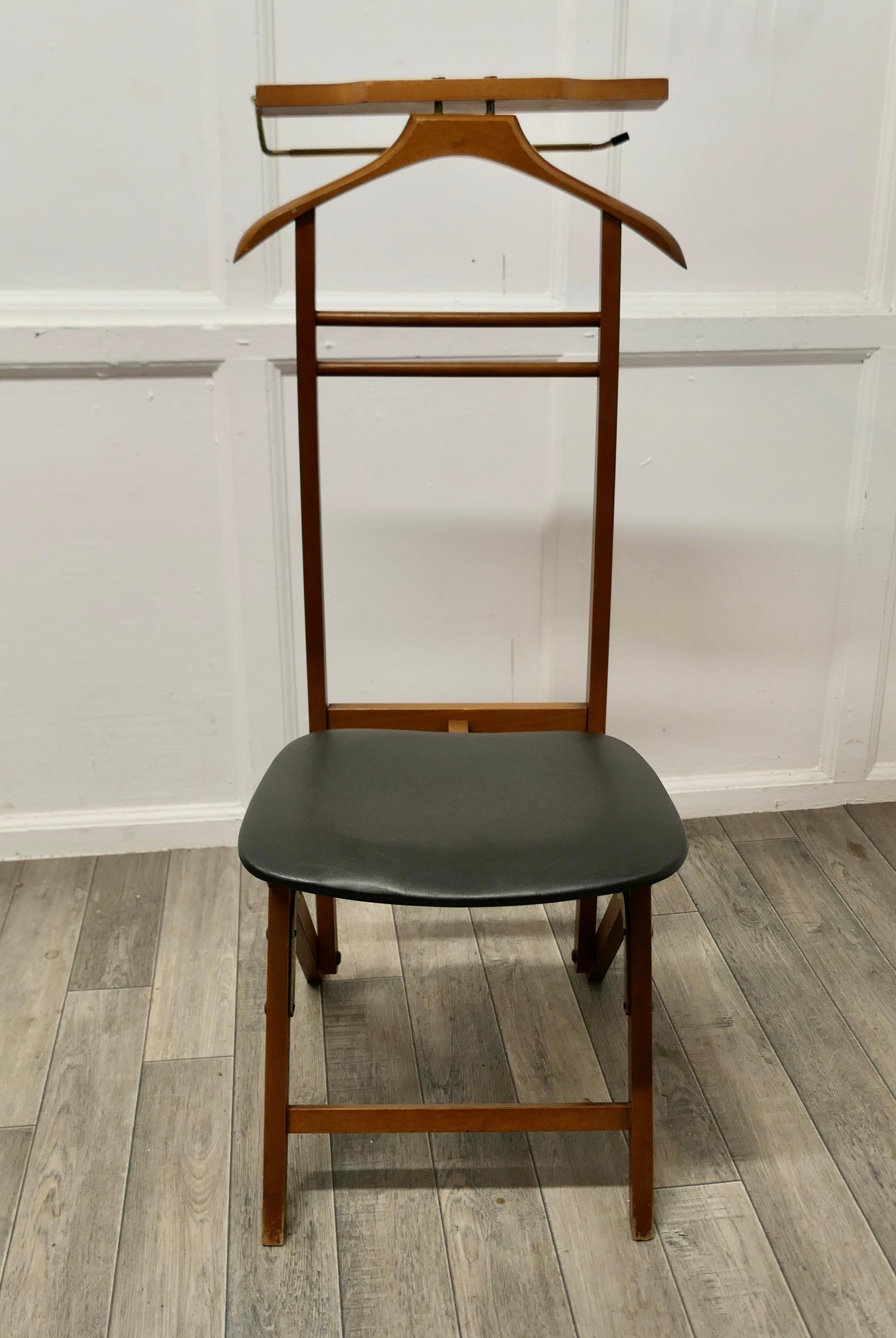 Midcentury Beech and Vinyl Gentleman's Valet Seat, Formax Valet by Breveitato In Good Condition For Sale In Chillerton, Isle of Wight