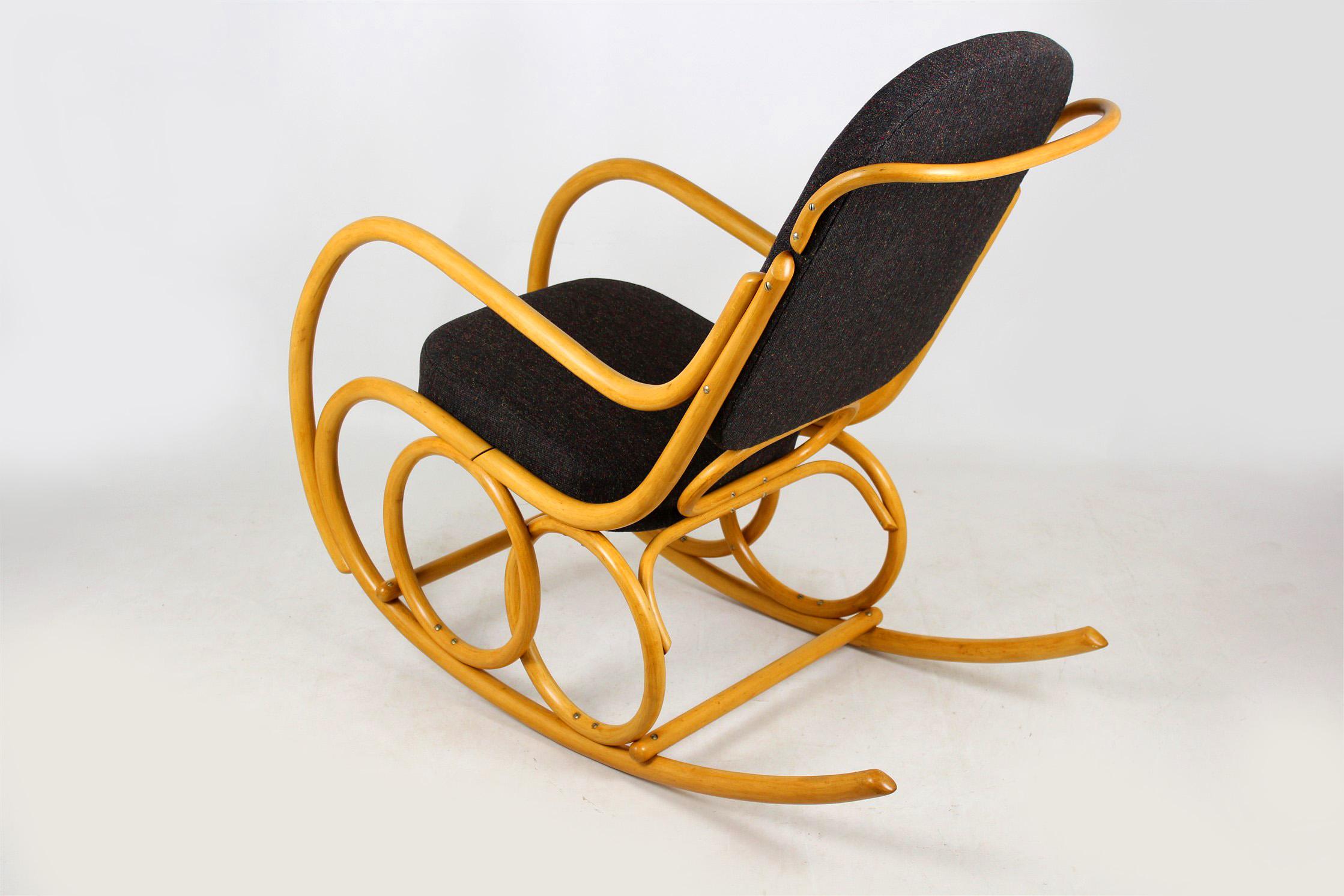 Chaise à bascule du milieu du siècle dernier en hêtre courbé de Ton, années 1960 en vente 5
