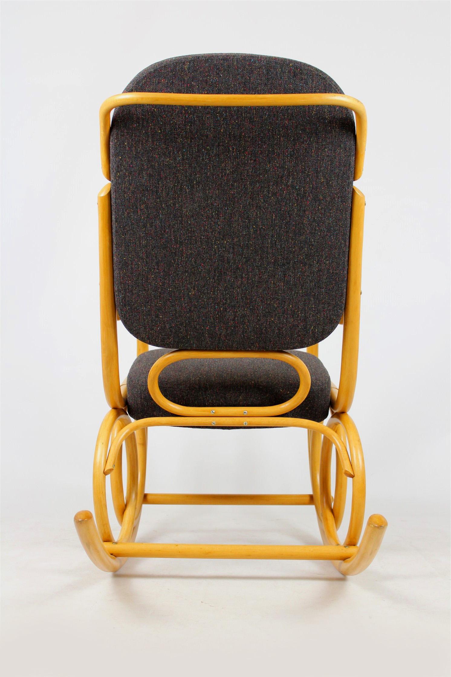 Chaise à bascule du milieu du siècle dernier en hêtre courbé de Ton, années 1960 en vente 6