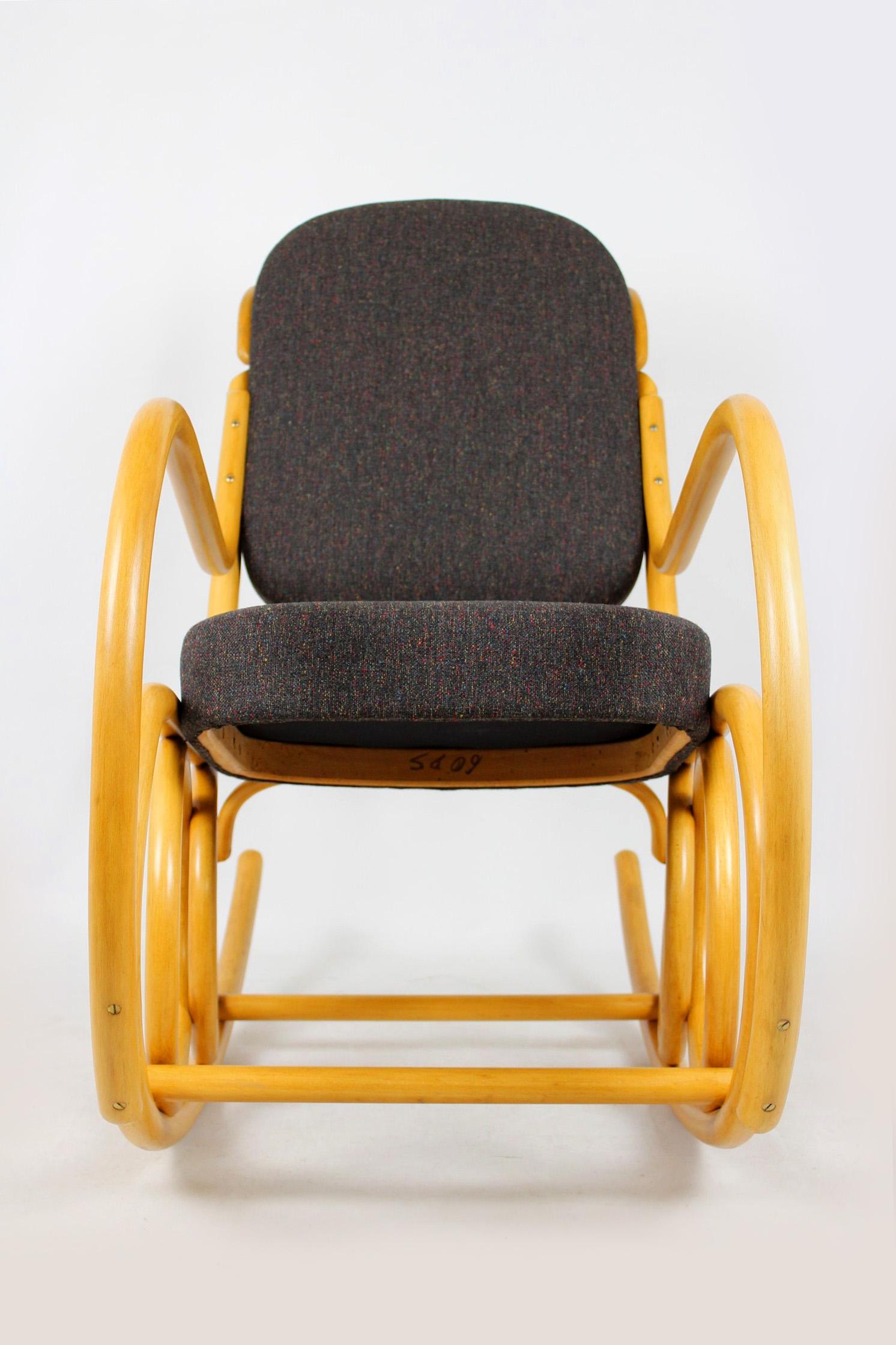Mid-Century Modern Chaise à bascule du milieu du siècle dernier en hêtre courbé de Ton, années 1960 en vente
