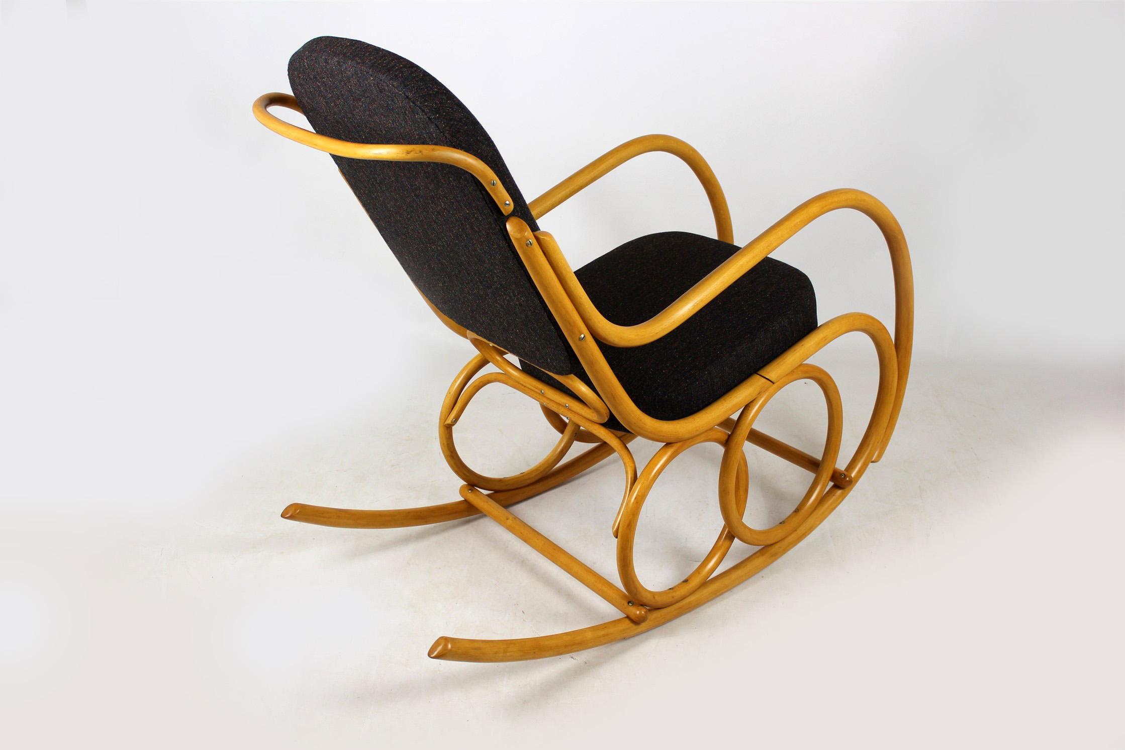 Tchèque Chaise à bascule du milieu du siècle dernier en hêtre courbé de Ton, années 1960 en vente