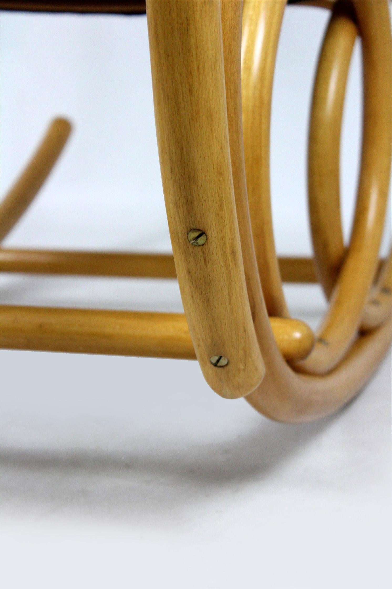 Midcentury Beech Bentwood Rocking Chair from Ton, 1960s In Good Condition For Sale In Żory, PL