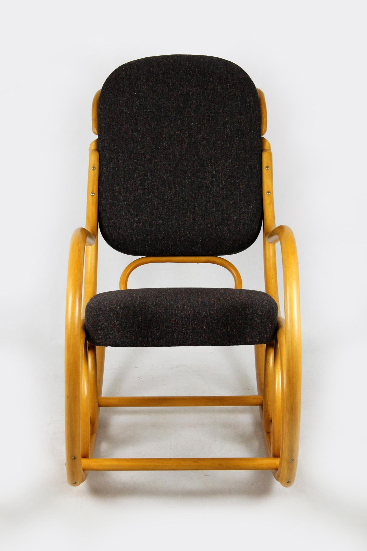 Midcentury Beech Bentwood Rocking Chair from Ton, 1960s For Sale 1