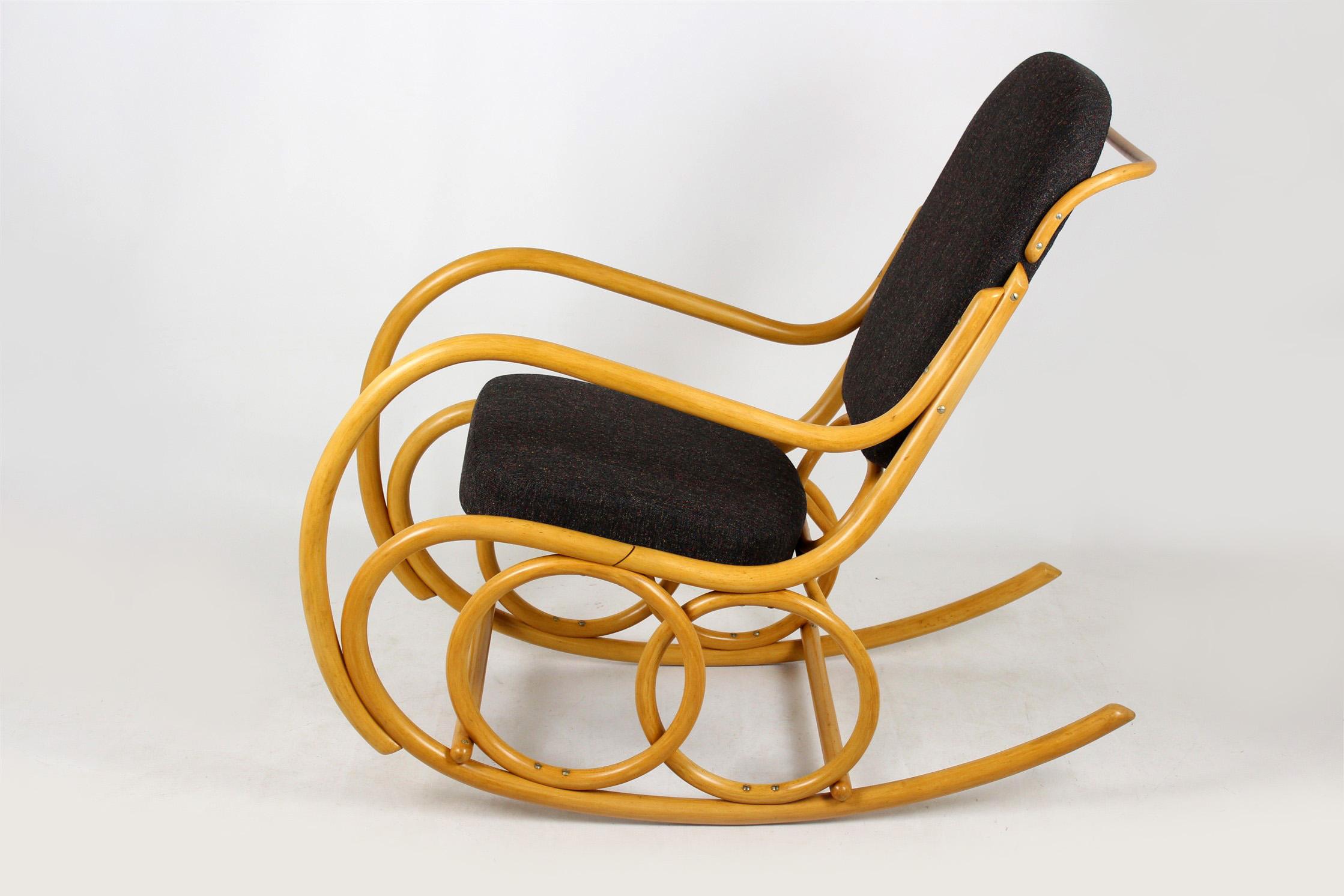 Chaise à bascule du milieu du siècle dernier en hêtre courbé de Ton, années 1960 en vente 2