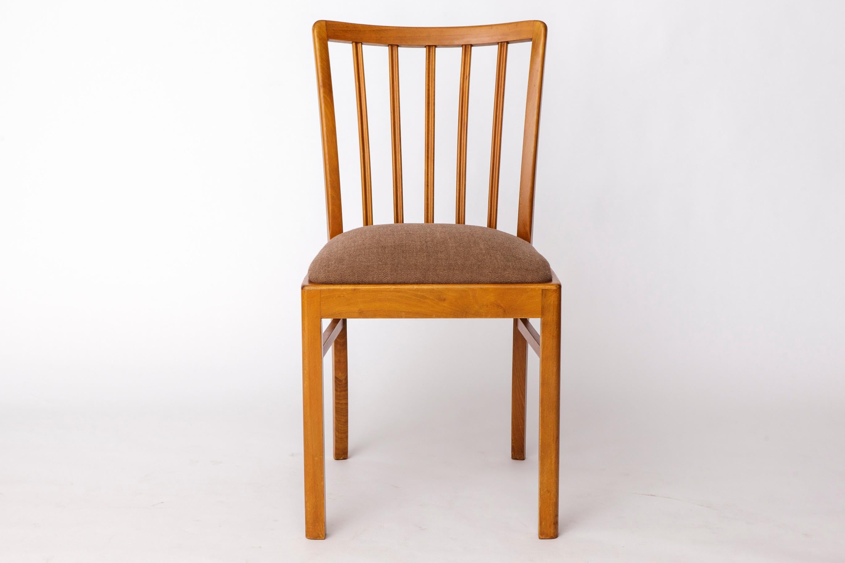 Chaise Vintage des années 1950-1960
Fabricant : Stöss, Allemagne
Le prix est par chaise - 4 disponibles au total.

Cadres robustes en bois de hêtre massif.
Nouvellement retapissé avec un tissu gris de haute qualité.
Emblème du fabricant d'origine au