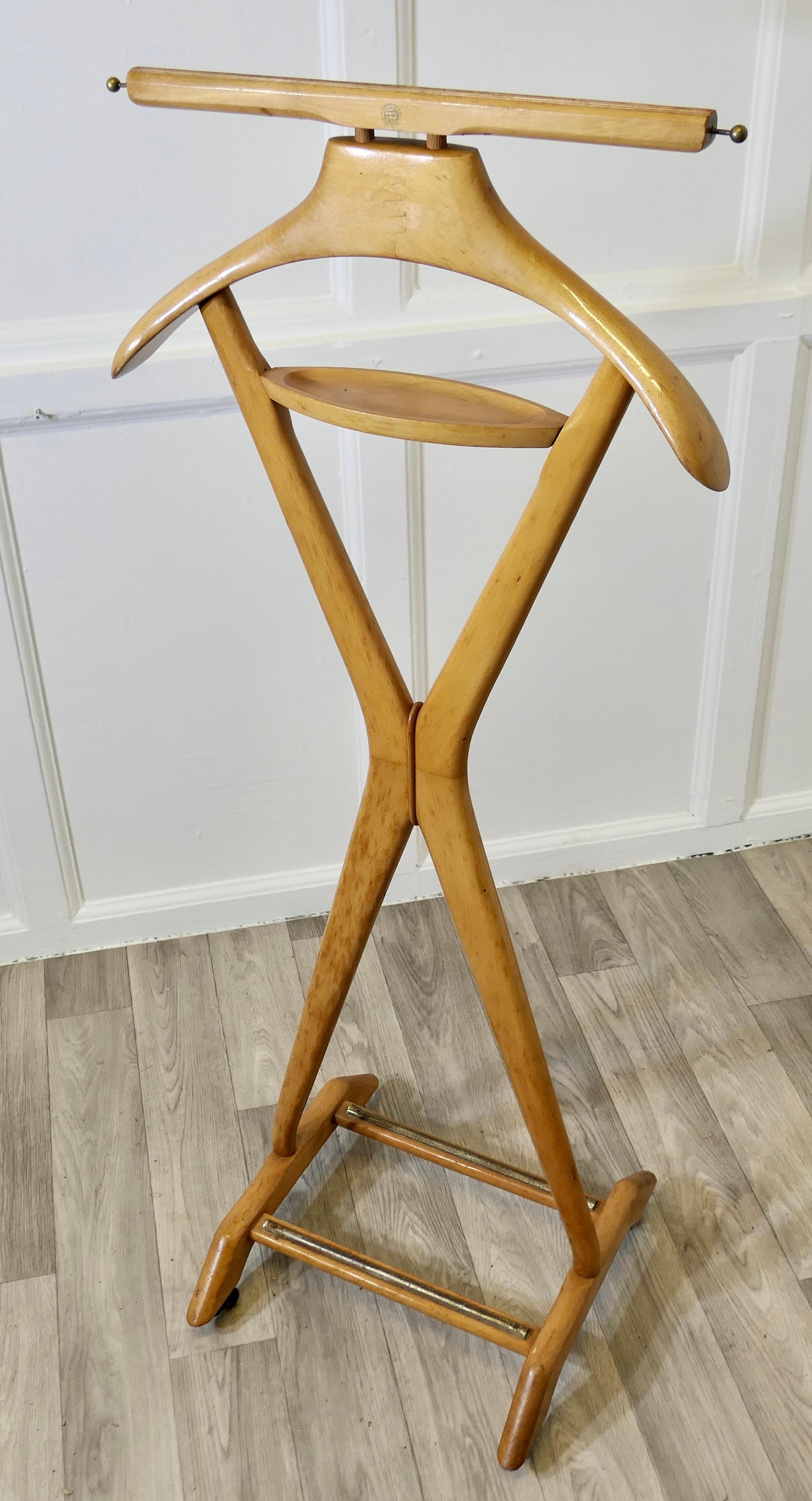 Valigetta per gentiluomini di metà secolo in Beeche disegnata da Ico Parisi

Questo splendido pezzo di stile è stato disegnato nel 1950 per i Fratelli Reguitti e presenta un design superbo e dettagliato.
Il valet è realizzato in faggio dorato,