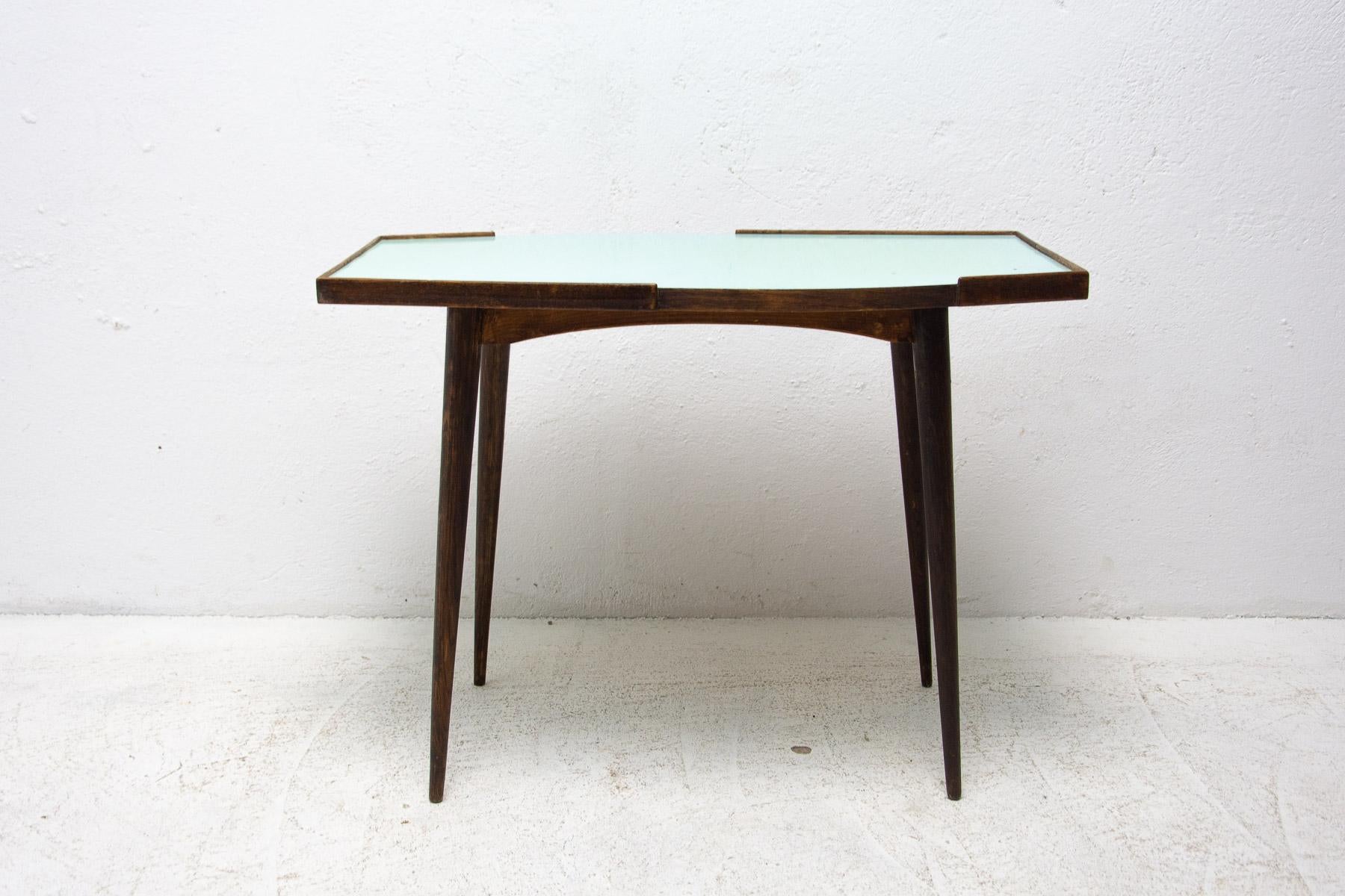 This mid century side table was made in the former Czechoslovakia in the 1950´s,

It´s made of dark stained beechwood and formica on the top. Interesting shaping.

In good Vintage condition, showing signs of age and using.

Measures: Height: 61