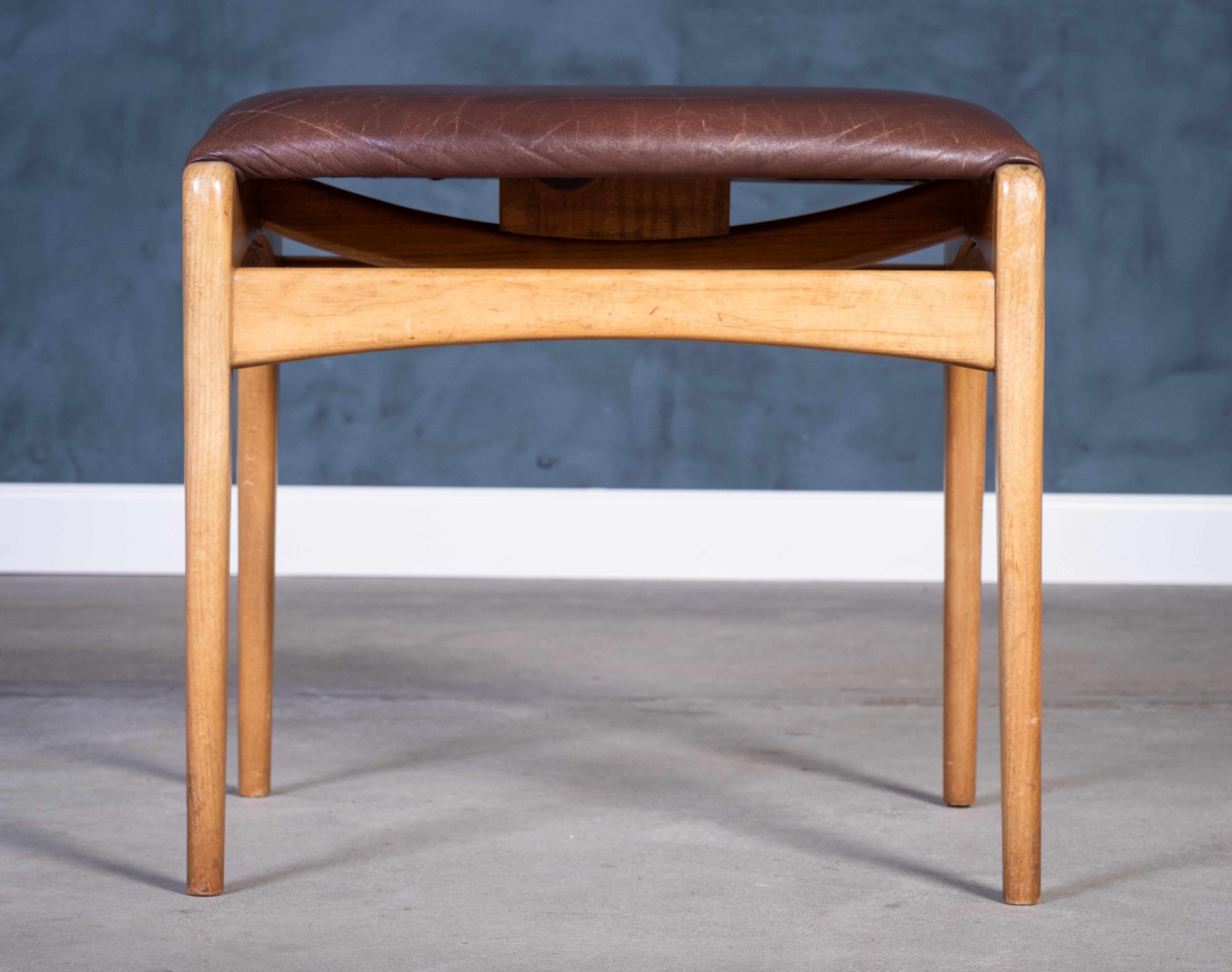 Mid-Century Beech Stool with Brown Leather Seat, Denmark, 1950s In Good Condition For Sale In Nørre Aaby, DK