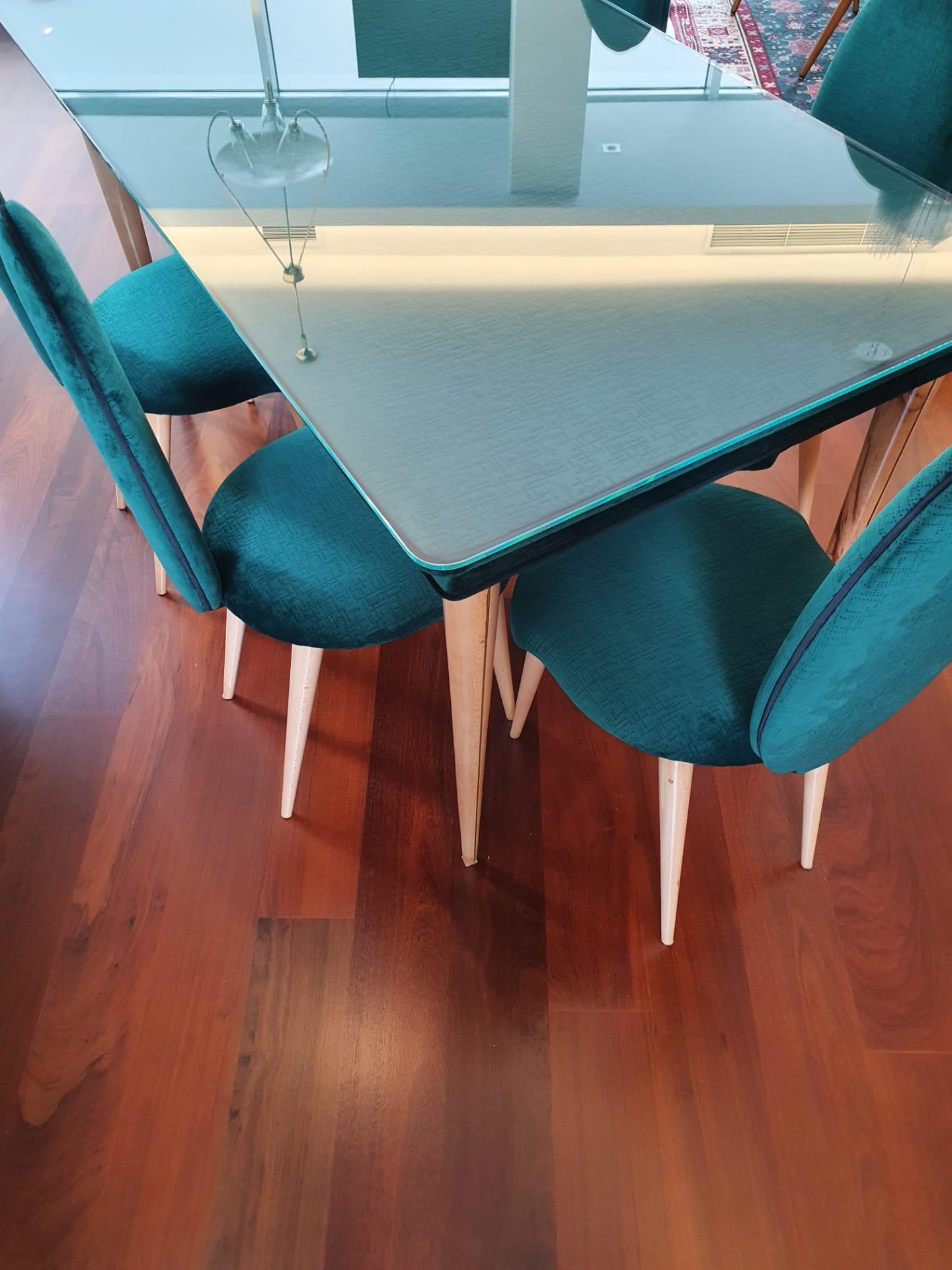 Table et six chaises de salle à manger en bois de hêtre et tissu du milieu du siècle dernier par Umberto Mascagni, années 1950.

Table de salle à manger et 6 chaises d'Umberto Mascagni, de la série Turin, années 1950. Plateau de table en velours