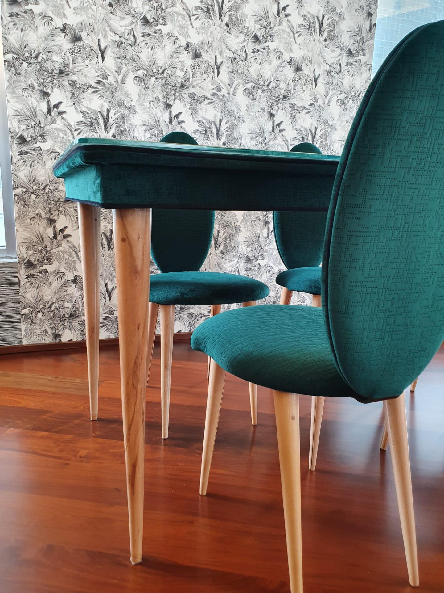 italien Table de salle à manger et six chaises du milieu du siècle dernier en bois de hêtre et tissu par Umberto Mascagni