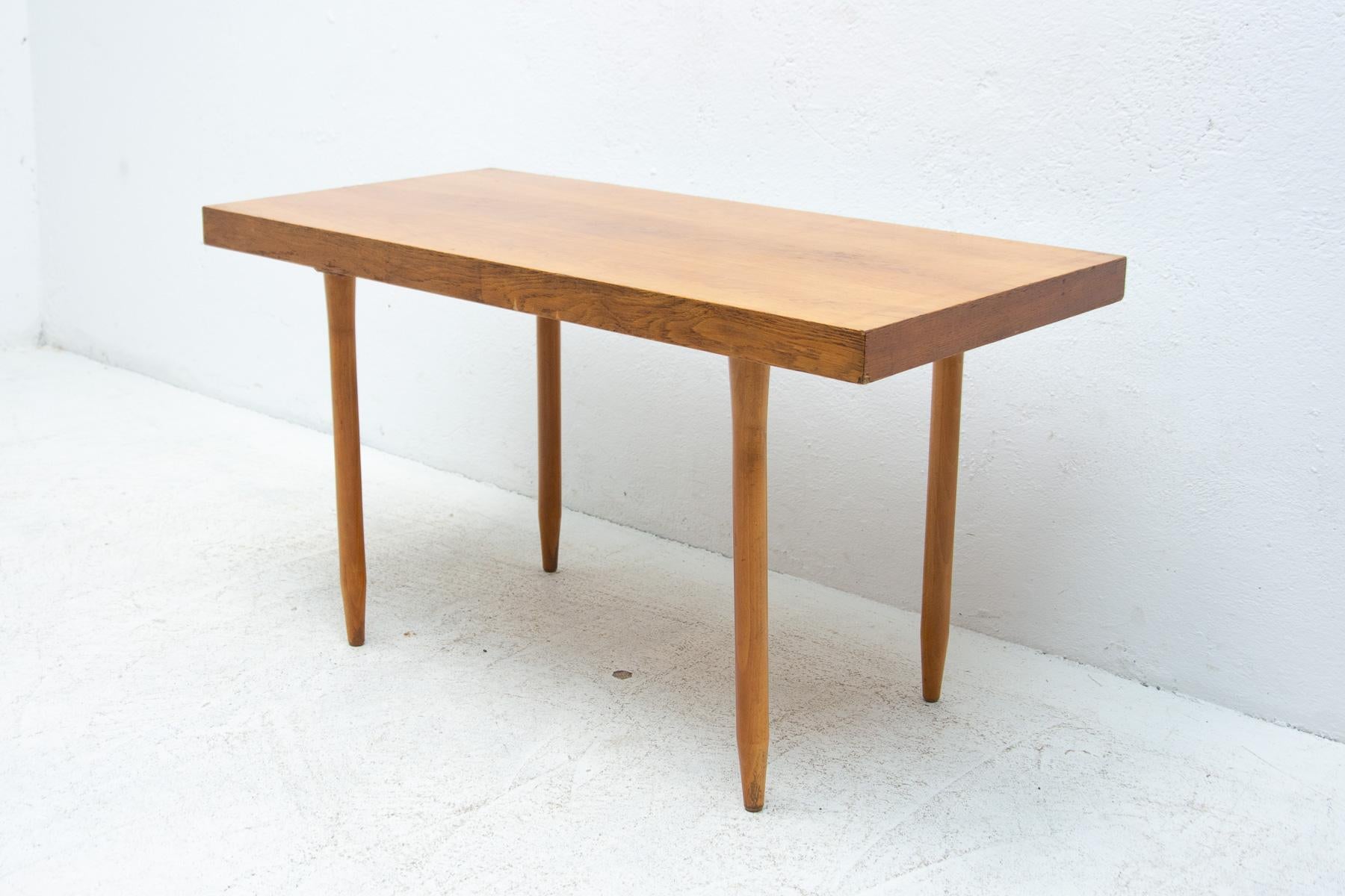 Mid century table, made in the former Czechoslovakia in the 1960´s.

It´s made of beech wood. In good Vintage condition, showing signs of age and using.

Measures: Height: 56 cm

Length: 98 cm

Width: 50 cm

Unfolded table:147 cm.