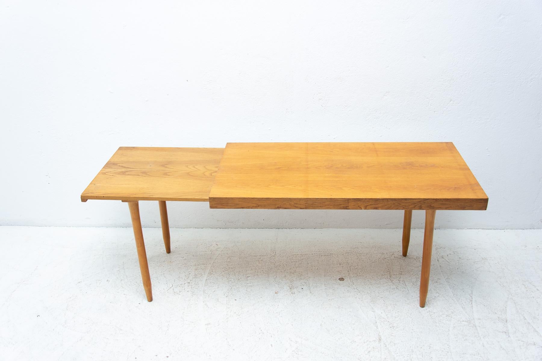 Mid Century Beech Wood Central Table, 1960´s, Czechoslovakia In Good Condition For Sale In Prague 8, CZ