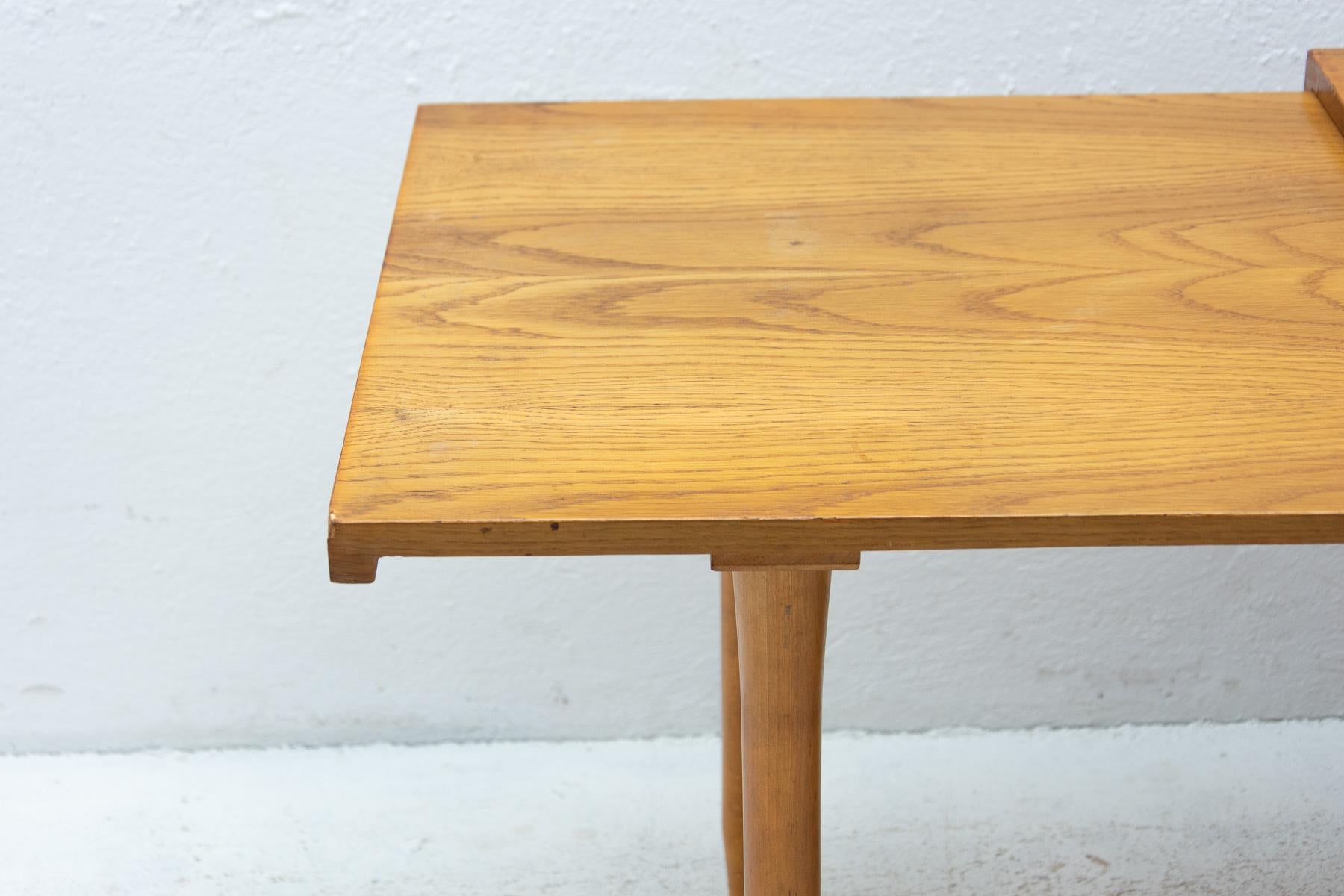 Mid Century Beech Wood Central Table, 1960´s, Czechoslovakia For Sale 2