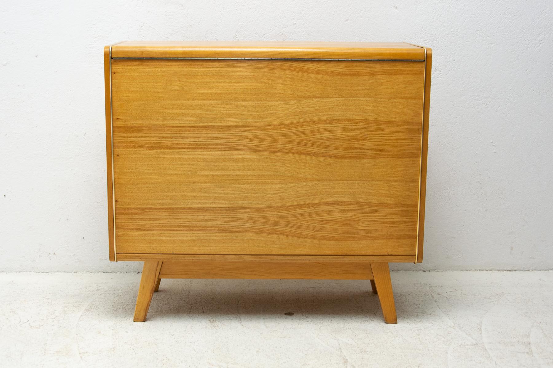 Midcentury Beechwood Dresser by Bohumil Landsman, 1960s, Czechoslovakia For Sale 9