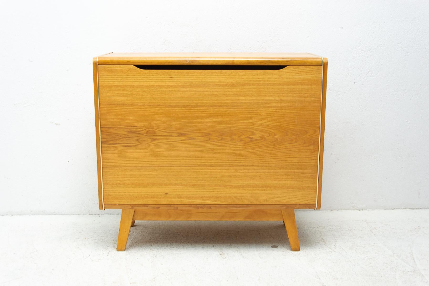Midcentury Beechwood Dresser by Bohumil Landsman, 1960s, Czechoslovakia For Sale 10