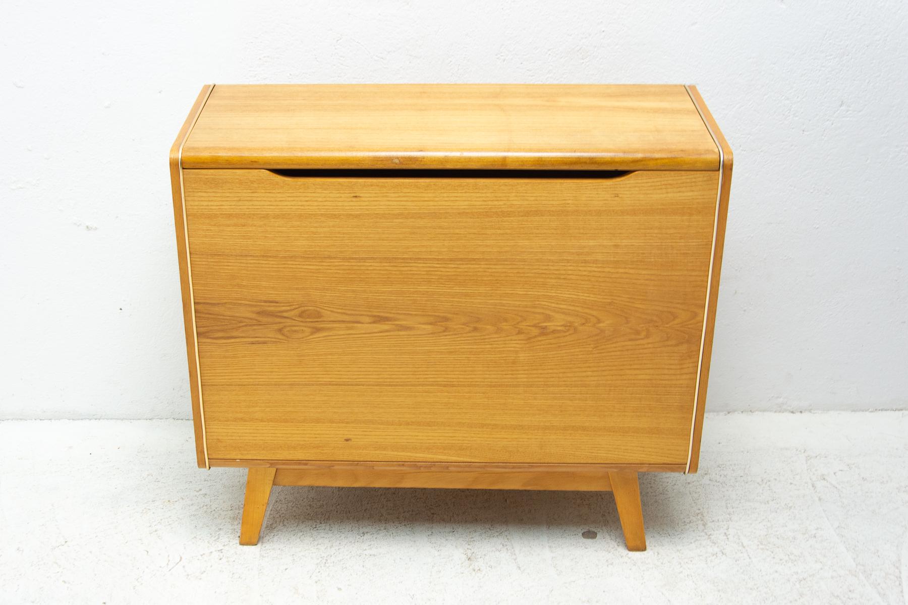 Midcentury Beechwood Dresser by Bohumil Landsman, 1960s, Czechoslovakia For Sale 11