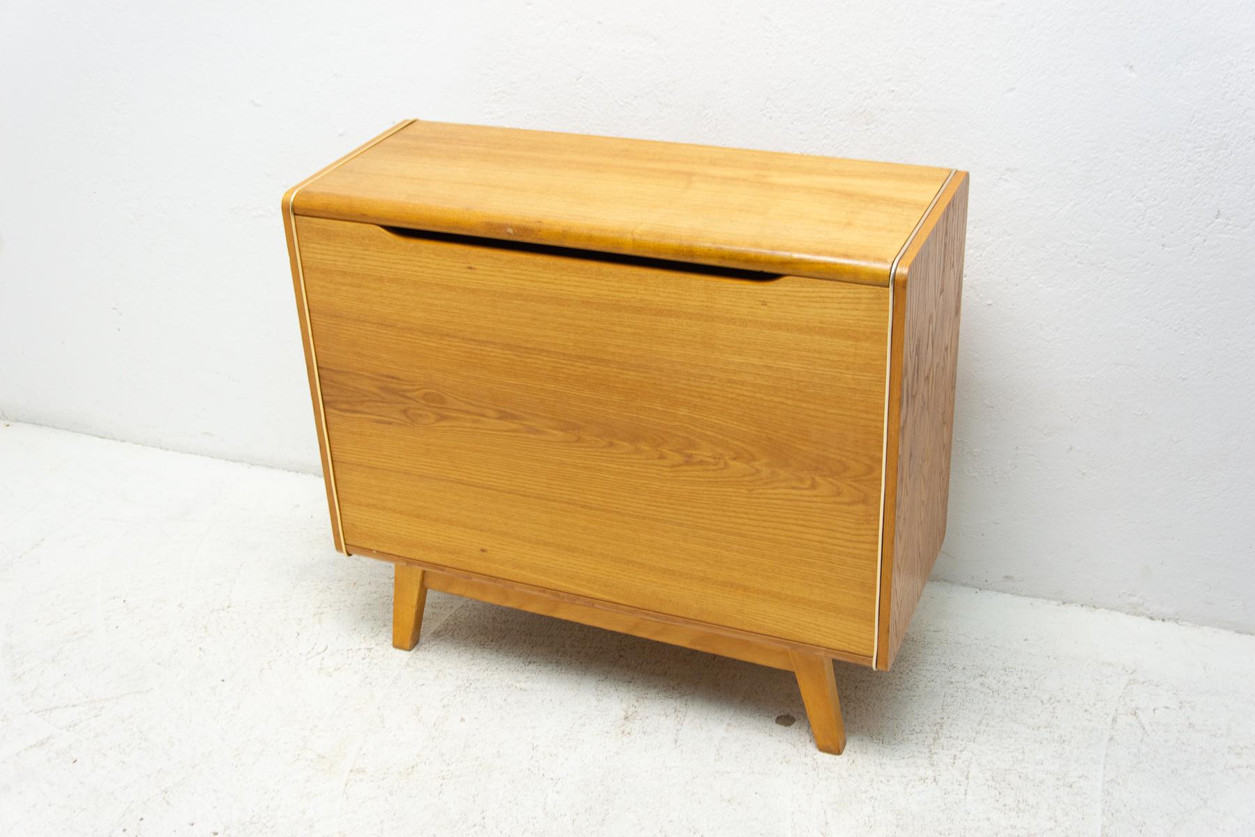 Commode en hêtre du milieu du siècle par Bohumil Landsman, années 1960, Tchécoslovaquie en vente 11