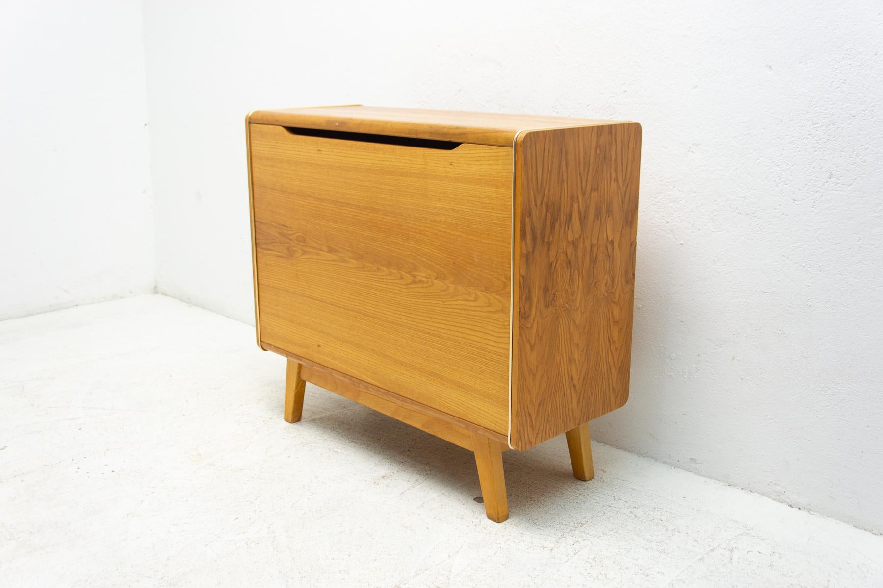 Midcentury Beechwood Dresser by Bohumil Landsman, 1960s, Czechoslovakia In Good Condition For Sale In Prague 8, CZ