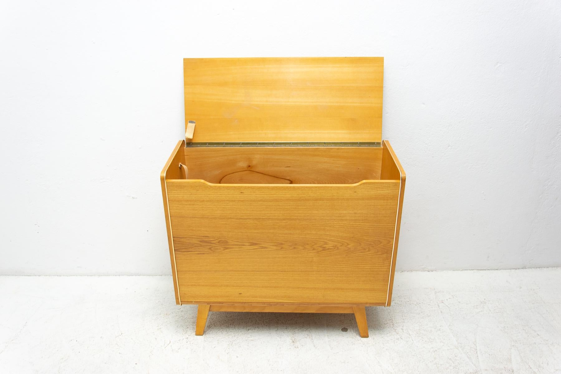 Midcentury Beechwood Dresser by Bohumil Landsman, 1960s, Czechoslovakia For Sale 1