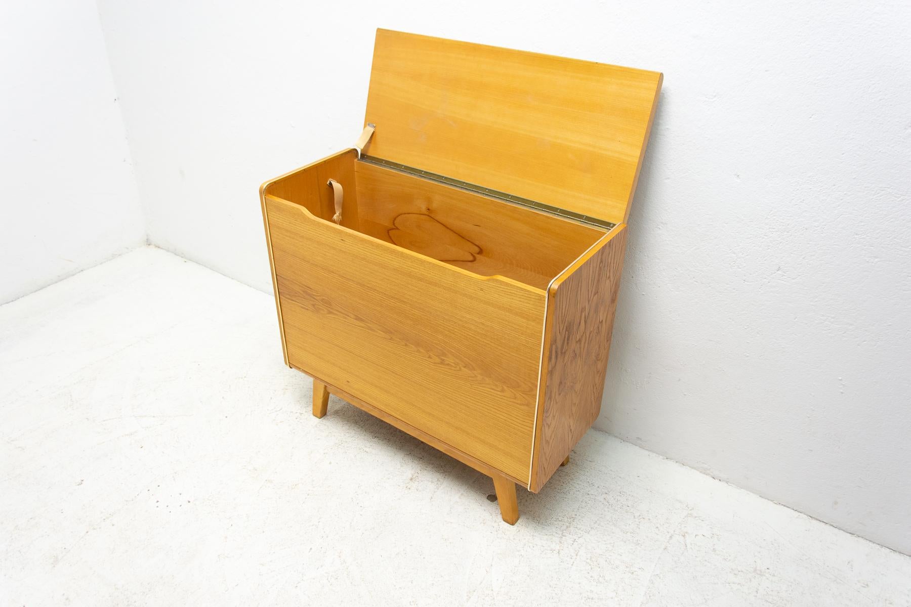 Midcentury Beechwood Dresser by Bohumil Landsman, 1960s, Czechoslovakia For Sale 2