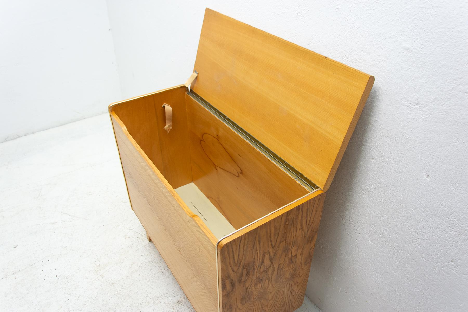 Commode en hêtre du milieu du siècle par Bohumil Landsman, années 1960, Tchécoslovaquie en vente 2