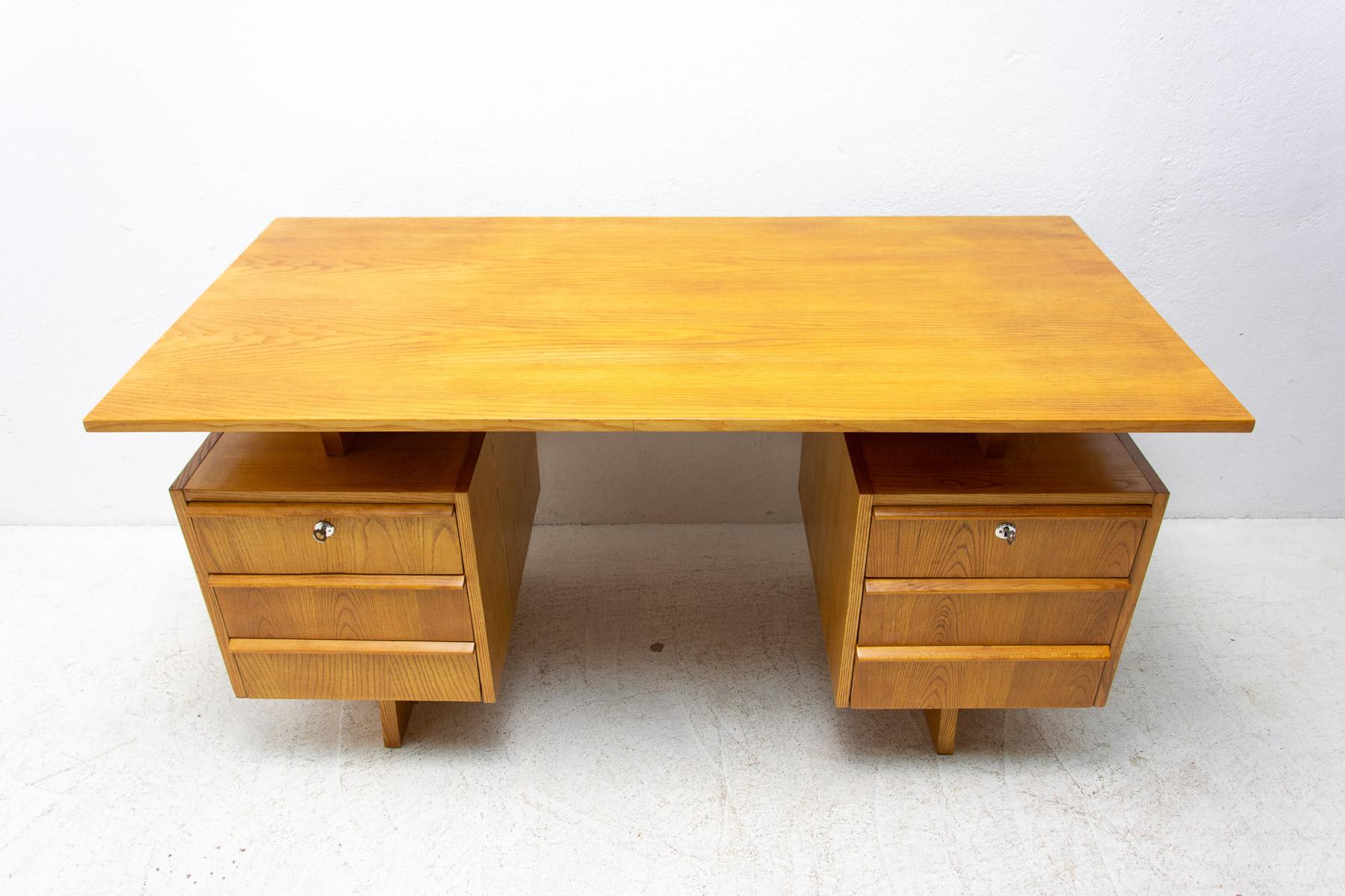 Mid century beechwood writing desk, 1970´s, Czechoslovakia For Sale 2