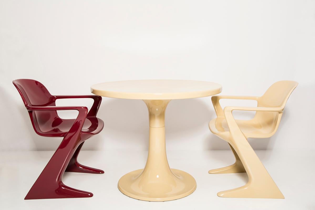 Lacquered Midcentury Beige and Red Kangaroo Chairs and Table Ernst Moeckl, Germany, 1968 For Sale