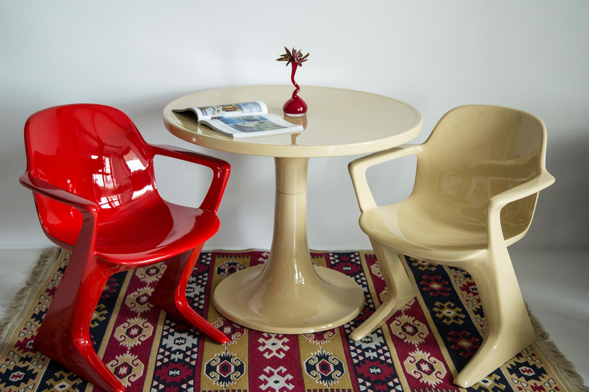 Lacquered Midcentury Beige and Red Kangaroo Chairs and Table Ernst Moeckl, Germany, 1968 For Sale