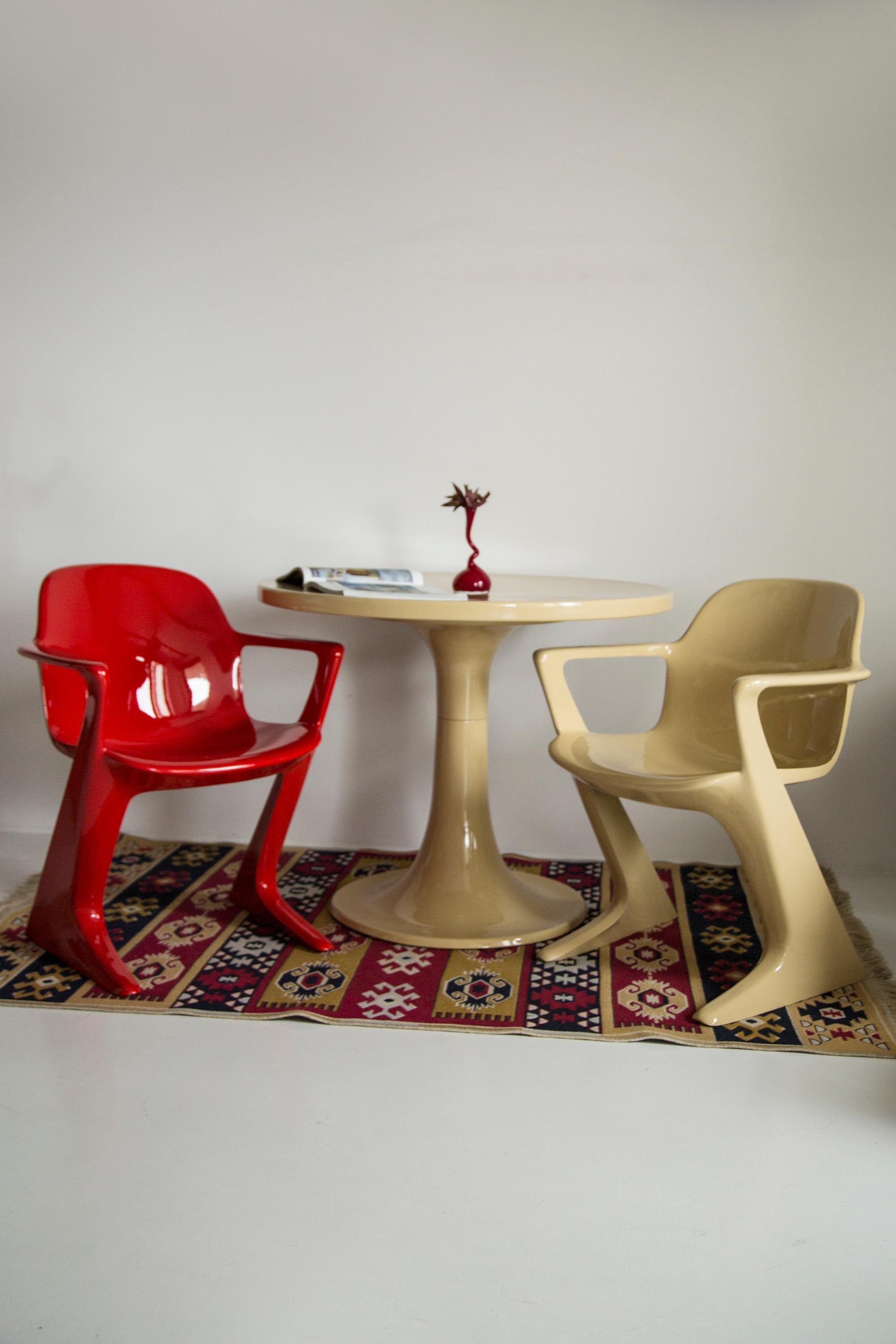 Midcentury Beige and Red Kangaroo Chairs and Table Ernst Moeckl, Germany, 1968 In Excellent Condition For Sale In 05-080 Hornowek, PL