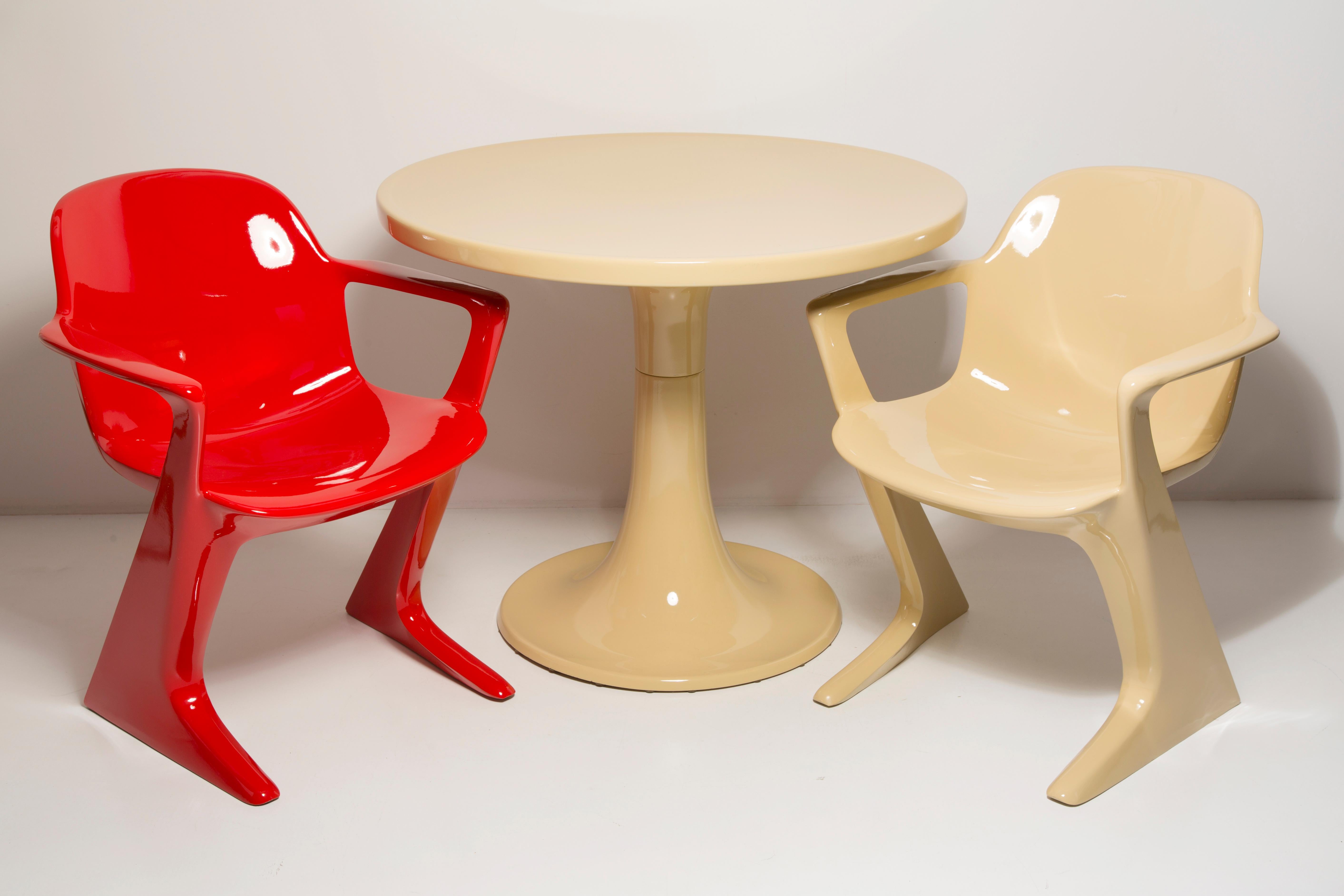 Fiberglass Midcentury Beige and Red Kangaroo Chairs and Table Ernst Moeckl, Germany, 1968 For Sale