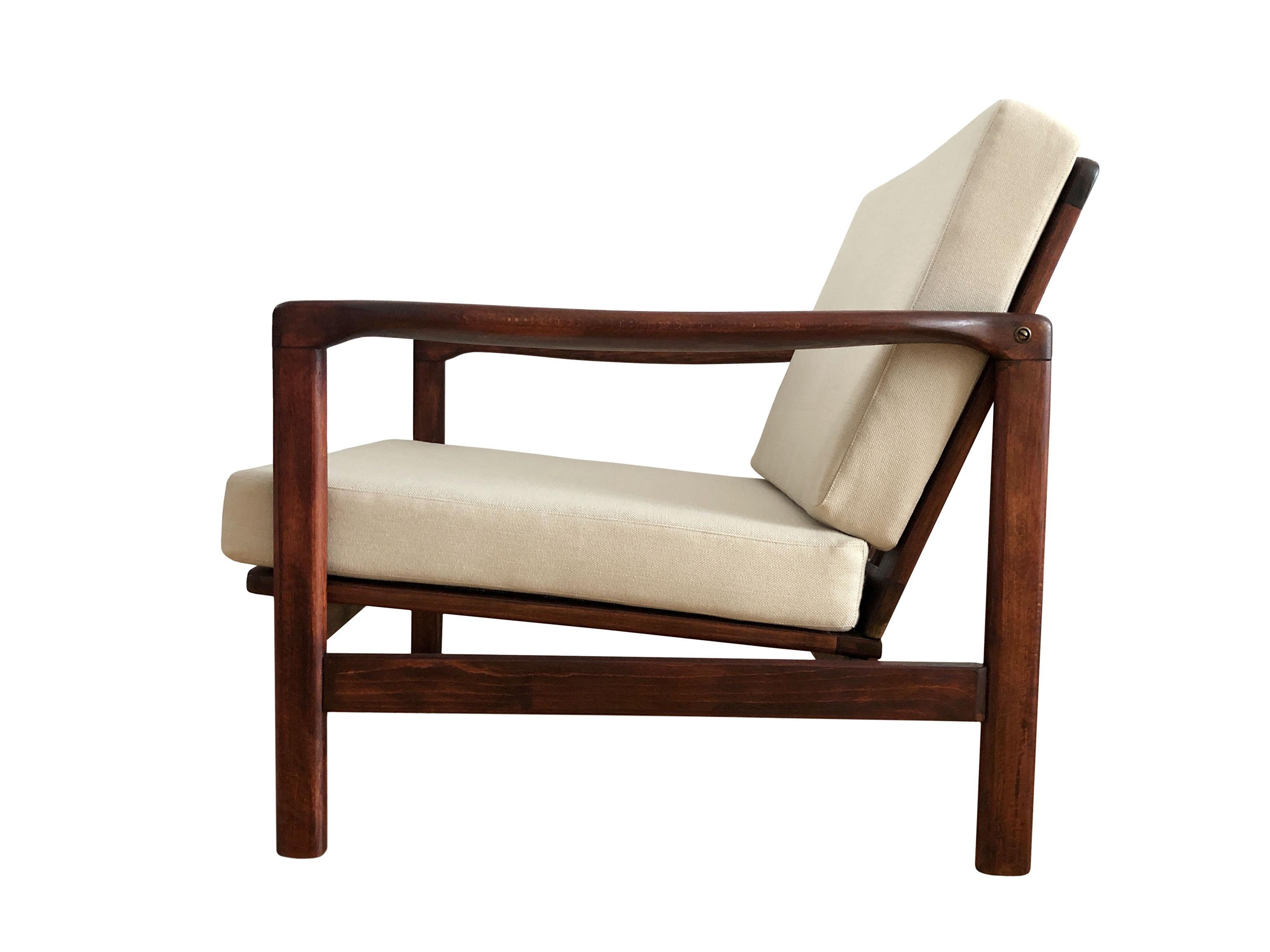 The set of two lounge chairs model B-7752, designed by Zenon Baczyk, has been manufactured by Swarzedzkie Fabryki Mebli in Poland in the 1960s. The structure is made of beech wood in palisander color, finished with a semi matte varnish. The