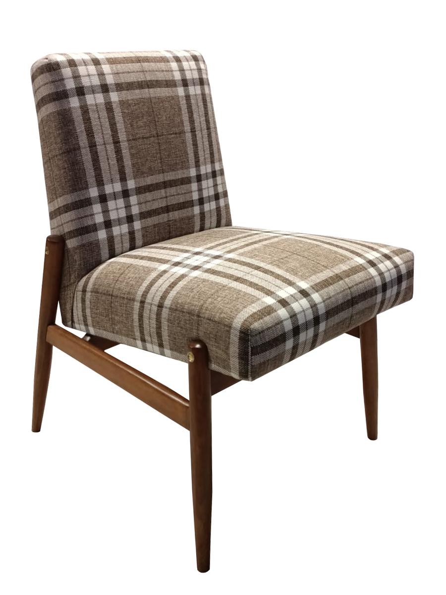 Poltrona molto comoda del tipo 300-227, un modello insolito ma che affascina per il suo minimalismo. Struttura senza braccioli, gambe tornite in legno di faggio.

 Queste poltrone sono state prodotte negli anni '60 dalla fabbrica di mobili Zamojskie