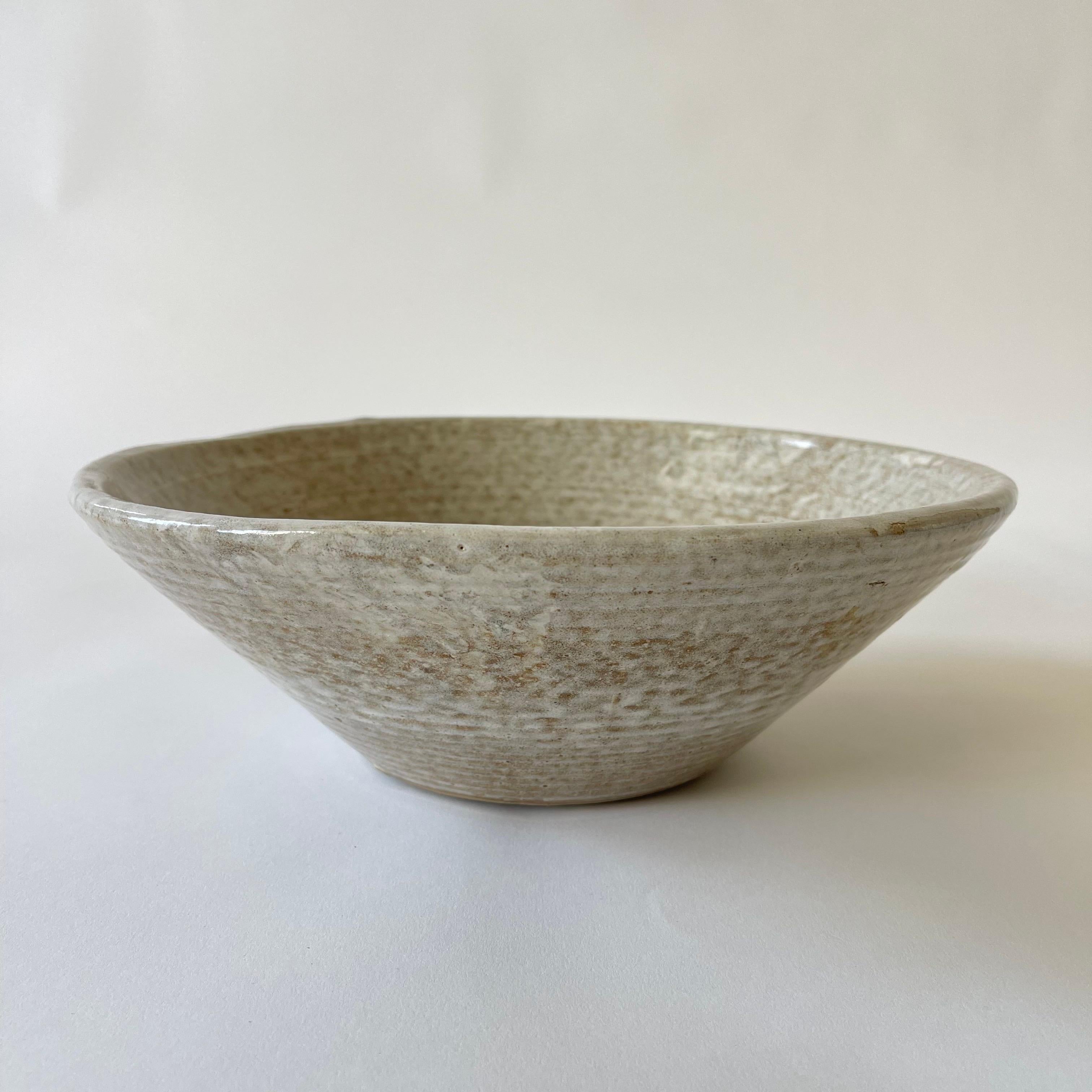 Cuenco de cerámica Studio Pottery esmaltado en beige de mediados de siglo, años 60 Moderno de mediados de siglo en venta