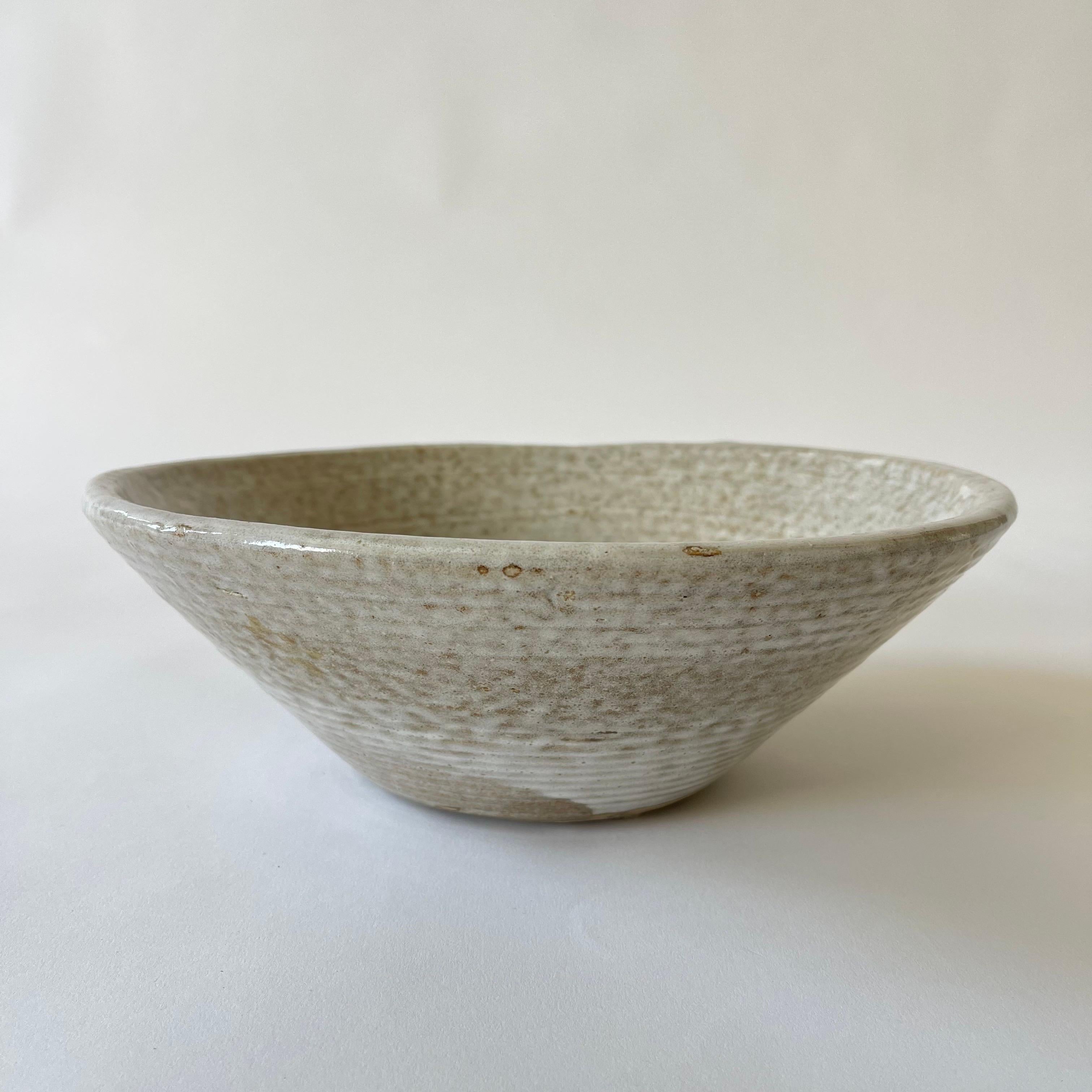Cuenco de cerámica Studio Pottery esmaltado en beige de mediados de siglo, años 60 Estadounidense en venta