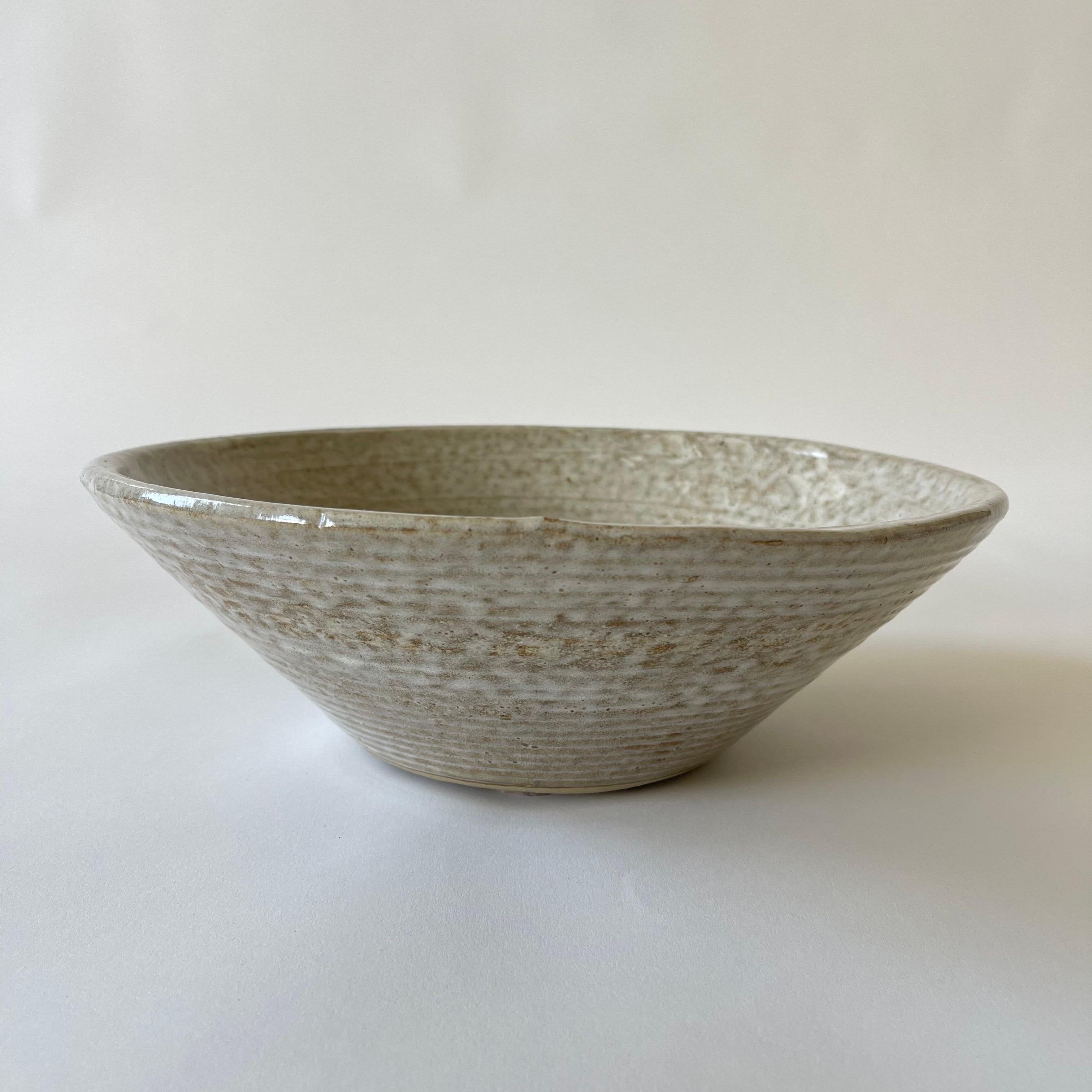 Cuenco de cerámica Studio Pottery esmaltado en beige de mediados de siglo, años 60 en Bueno estado para la venta en Miami, FL