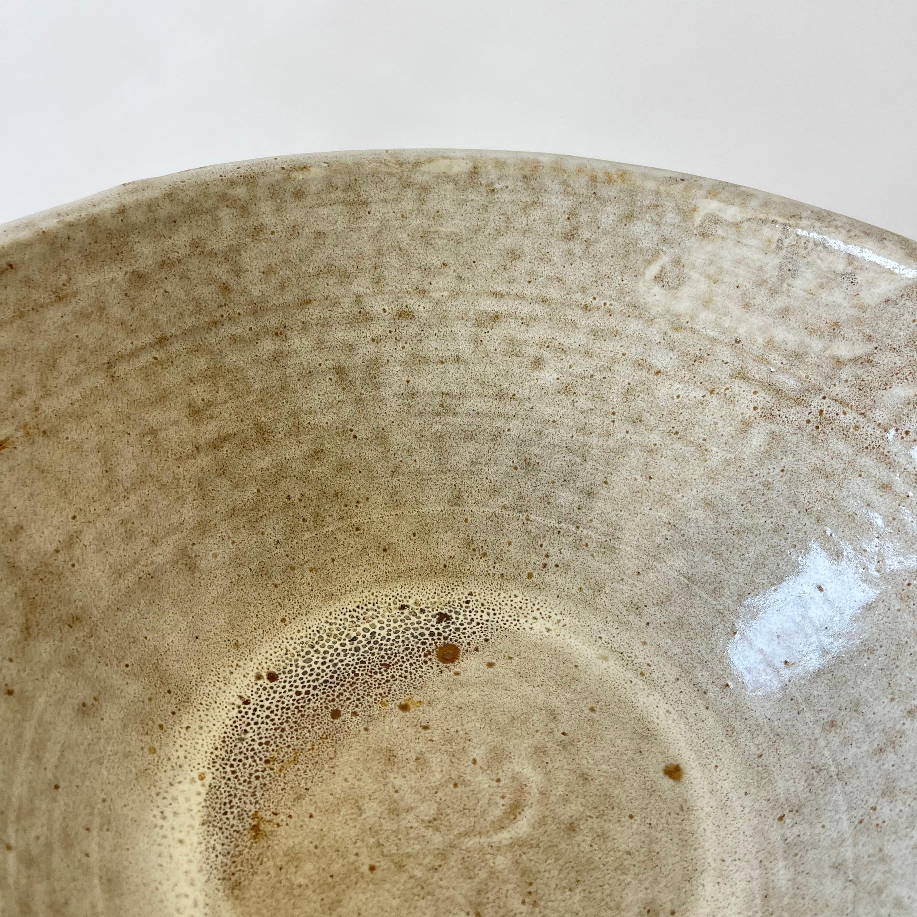 Cuenco de cerámica Studio Pottery esmaltado en beige de mediados de siglo, años 60 siglo XX en venta