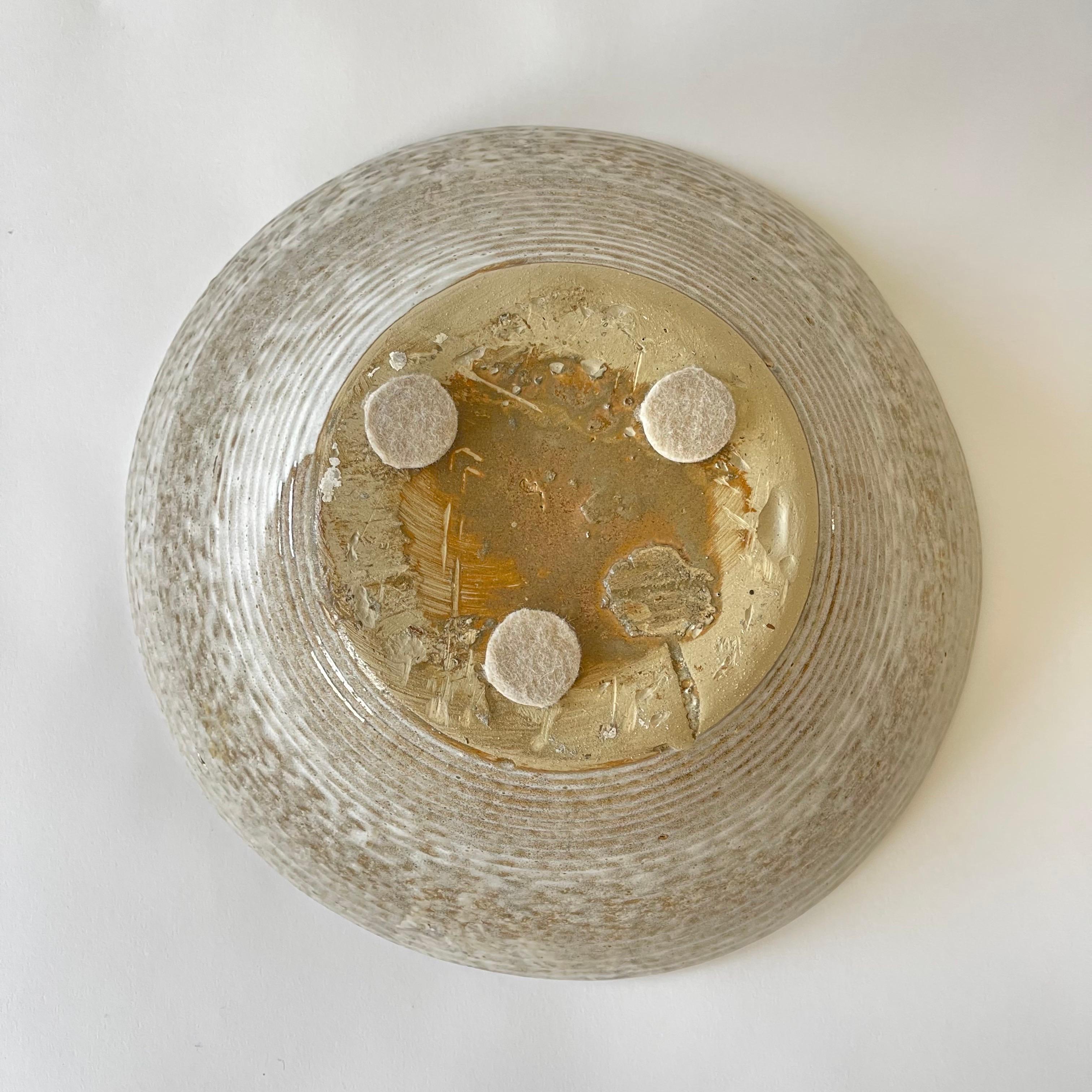 Cuenco de cerámica Studio Pottery esmaltado en beige de mediados de siglo, años 60 en venta 1