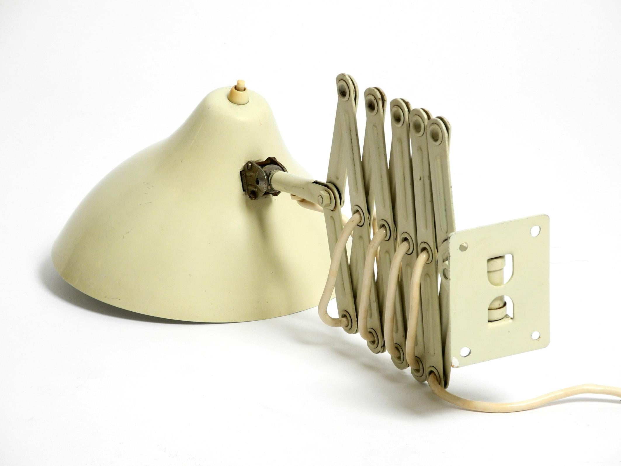 Lampe industrielle beige du milieu du siècle, pliable et extensible, à ciseaux, de SIS en vente 13