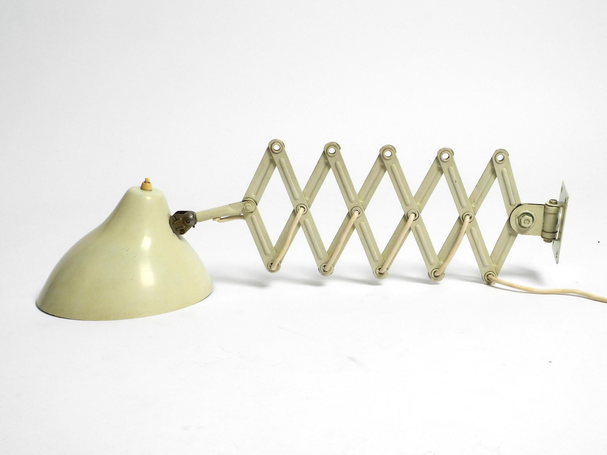 Mid-Century Modern Lampe industrielle beige du milieu du siècle, pliable et extensible, à ciseaux, de SIS en vente