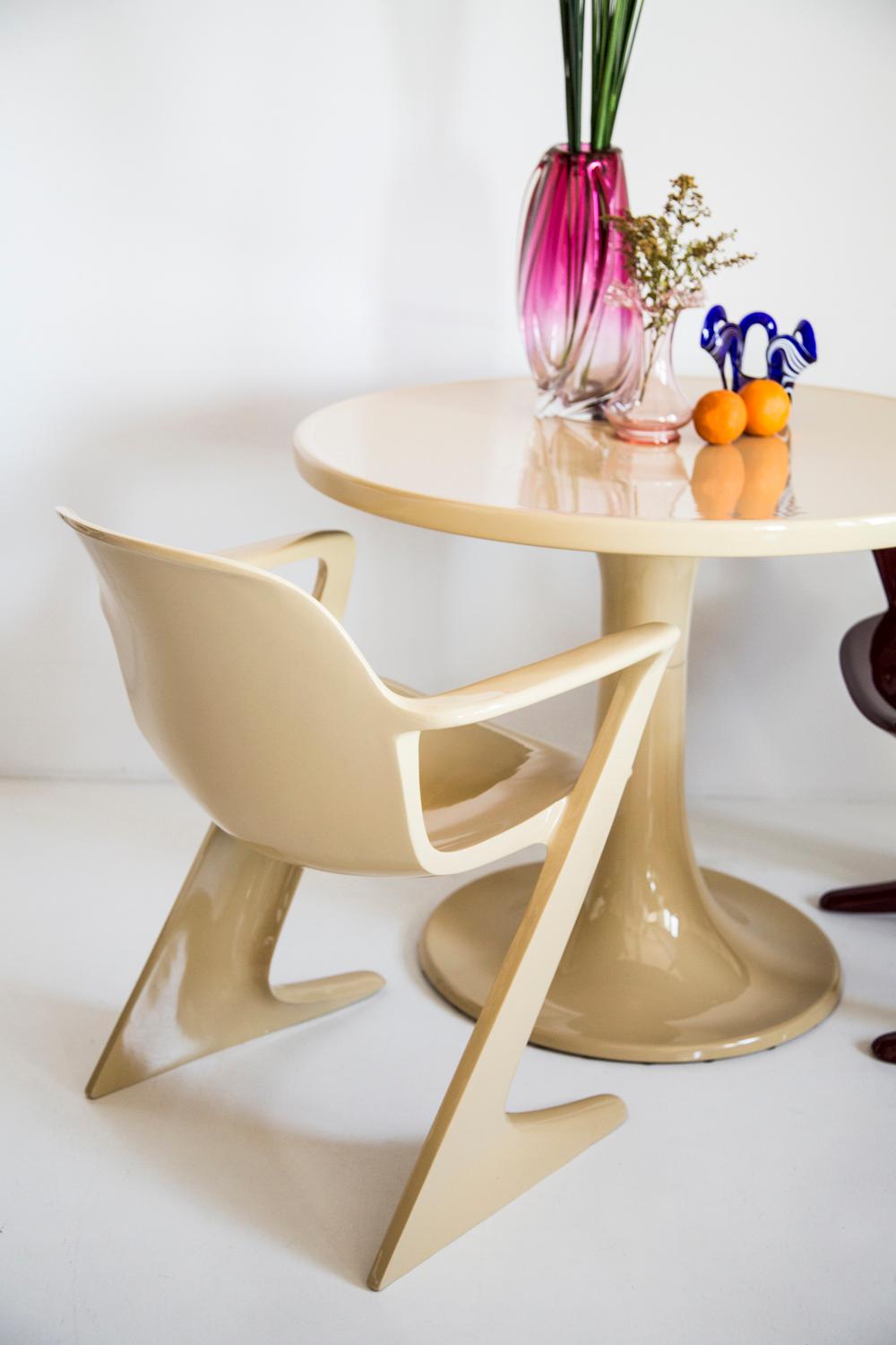 Dieses Modell wird als Z-Stuhl bezeichnet. 1968 in der DDR von Ernst Moeckl und Siegfried Mehl entworfen, deutsche Version des Panton-Stuhls. Auch Känguru-Stuhl oder Variopur-Stuhl genannt. Produziert in Ostdeutschland.

Der z.stuhl, entworfen von