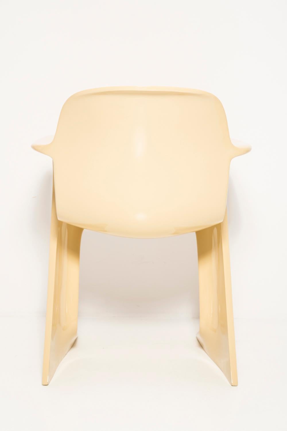 Beigefarbener Kangaroo-Stuhl aus der Mitte des Jahrhunderts entworfen von Ernst Moeckl, Deutschland, 1968 (Glasfaser) im Angebot