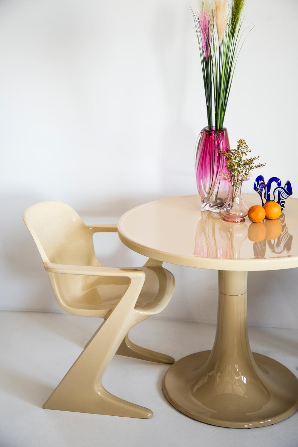 Der von Ernst Moeckl (1931-2013) in den 1970er Jahren entworfene z.stuhl Tisch ist ein freitragender Tisch aus Polyurethan. Im Volksmund ist der Tisch unter seinen geometriebezogenen Namen wie 