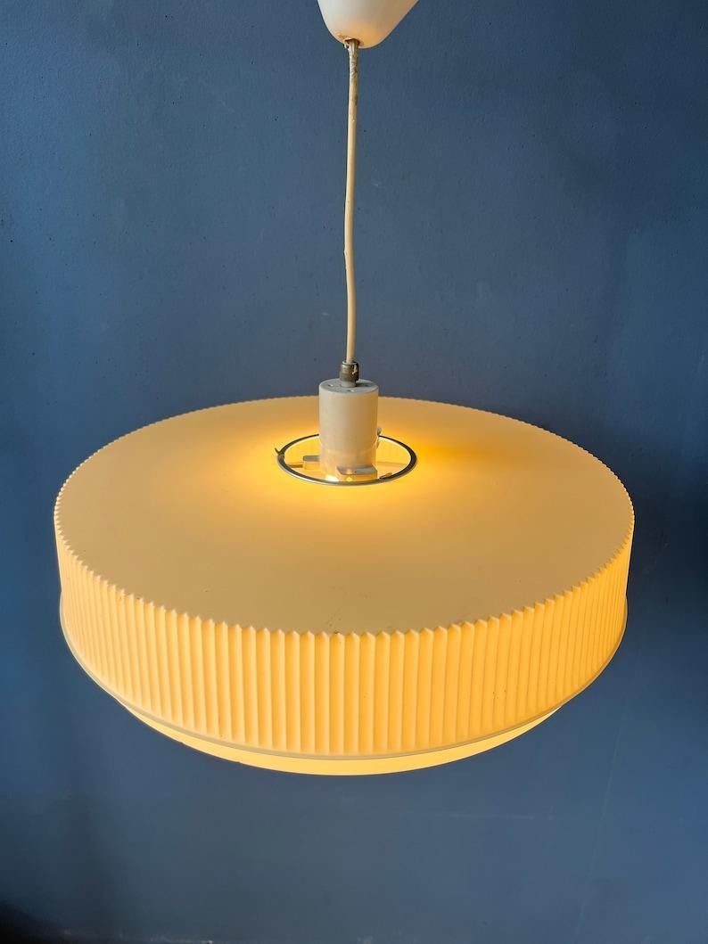 Lampe suspendue Lampion beige du milieu des années 1970 Bon état - En vente à ROTTERDAM, ZH