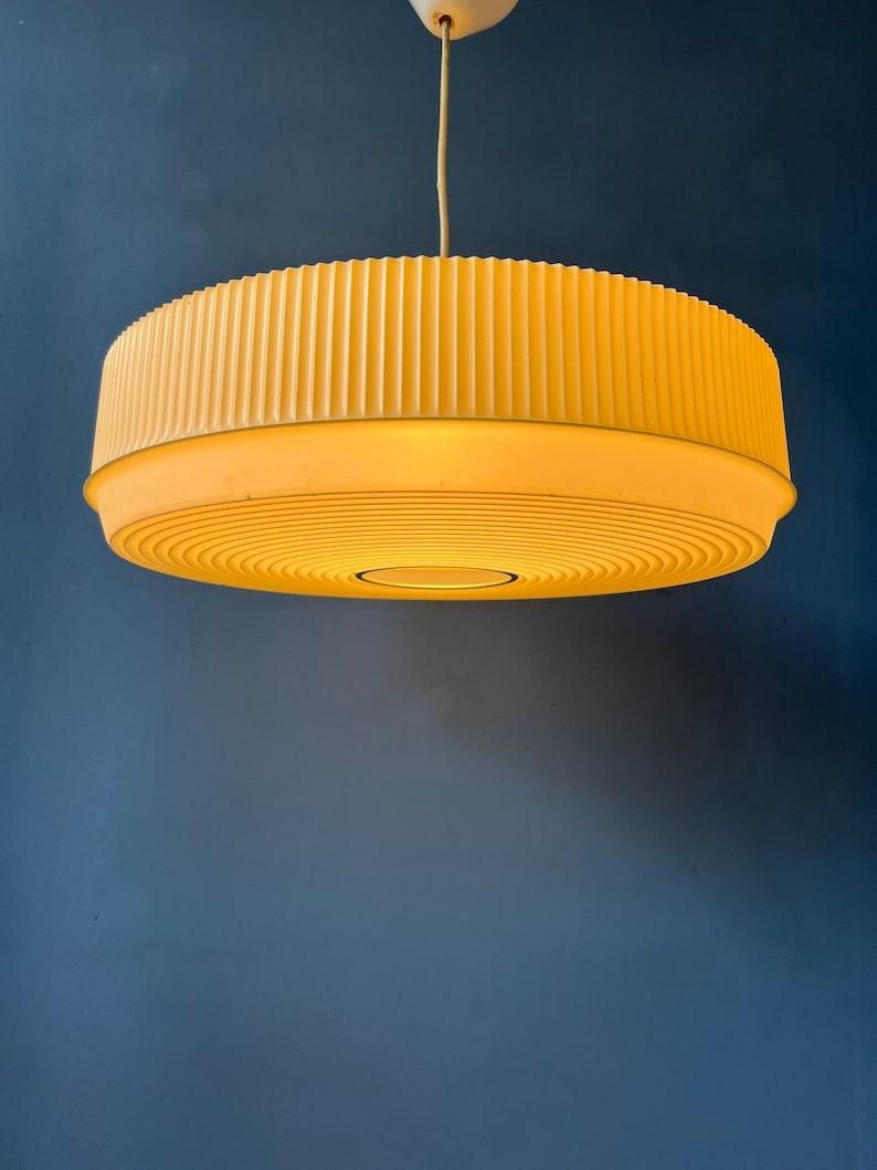 20ième siècle Lampe suspendue Lampion beige du milieu des années 1970 en vente