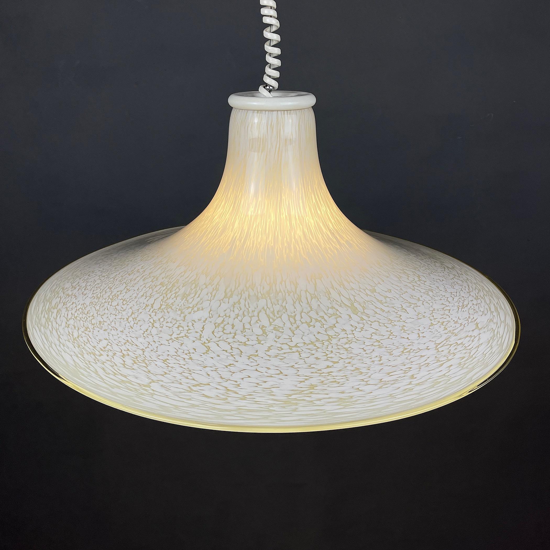 Mid-century beige Murano glass pendant lamp Murano Venice, Italy 1970s. A hand-blown murano lamp is a real work of art. Excellent vintage condition! Max height with cable 120 cm. Chandelier weight 5.5 kg. Bulb E 27 required. Suitable for all